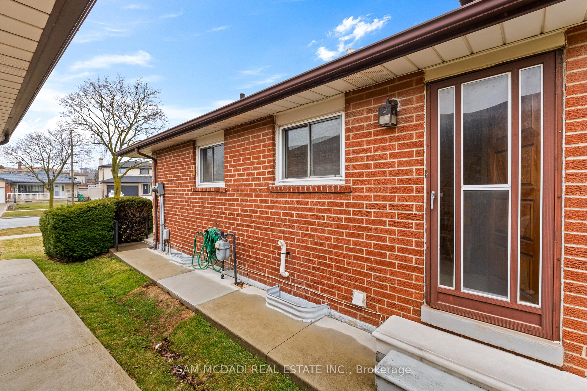 556 Paisley Boulevard W