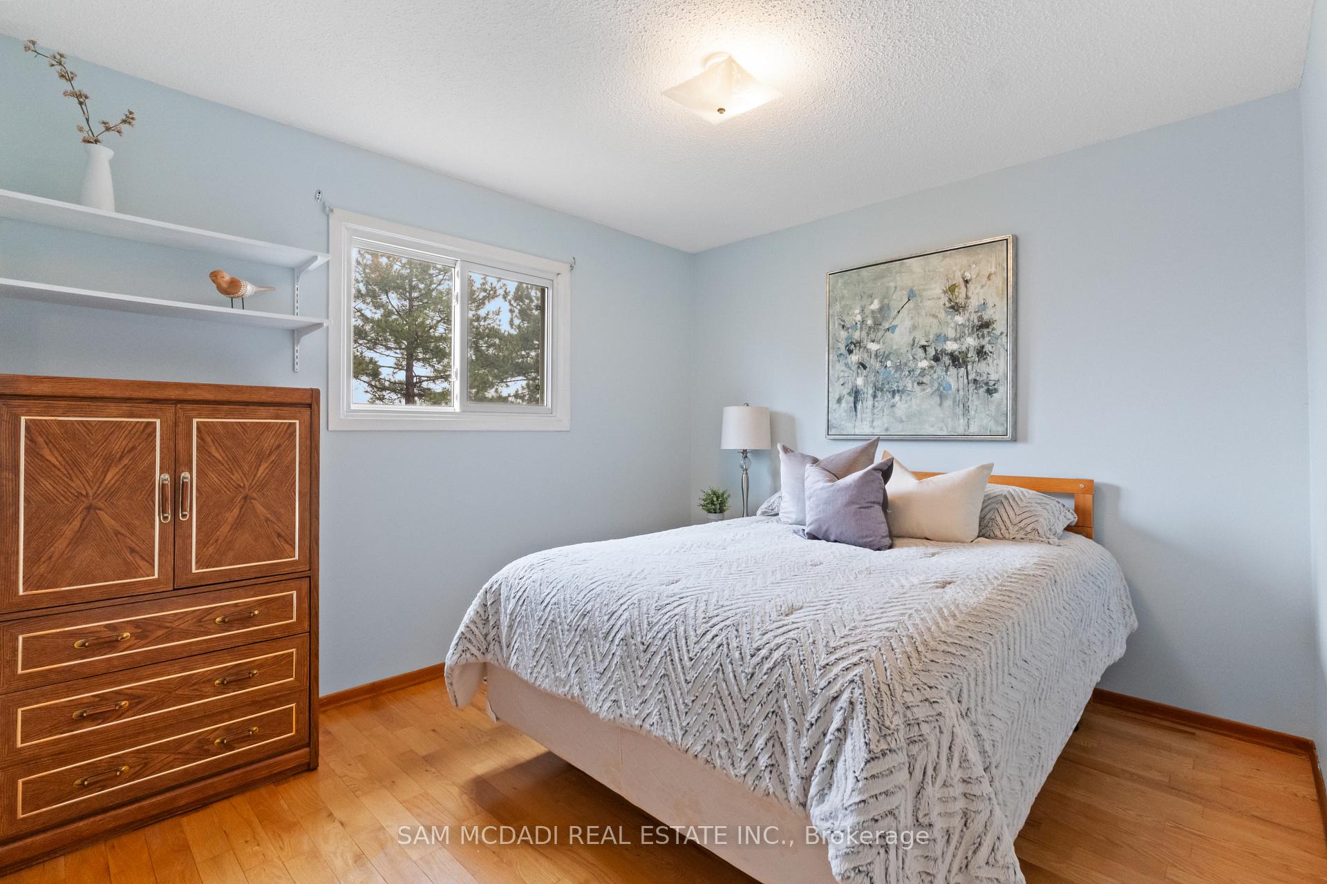 556 Paisley Boulevard W