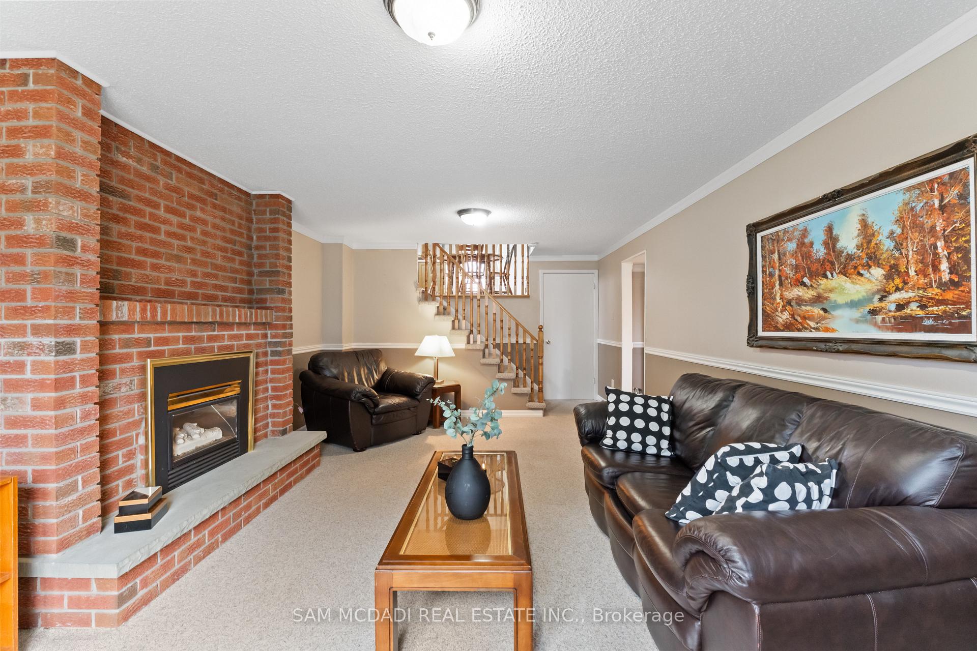 556 Paisley Boulevard W
