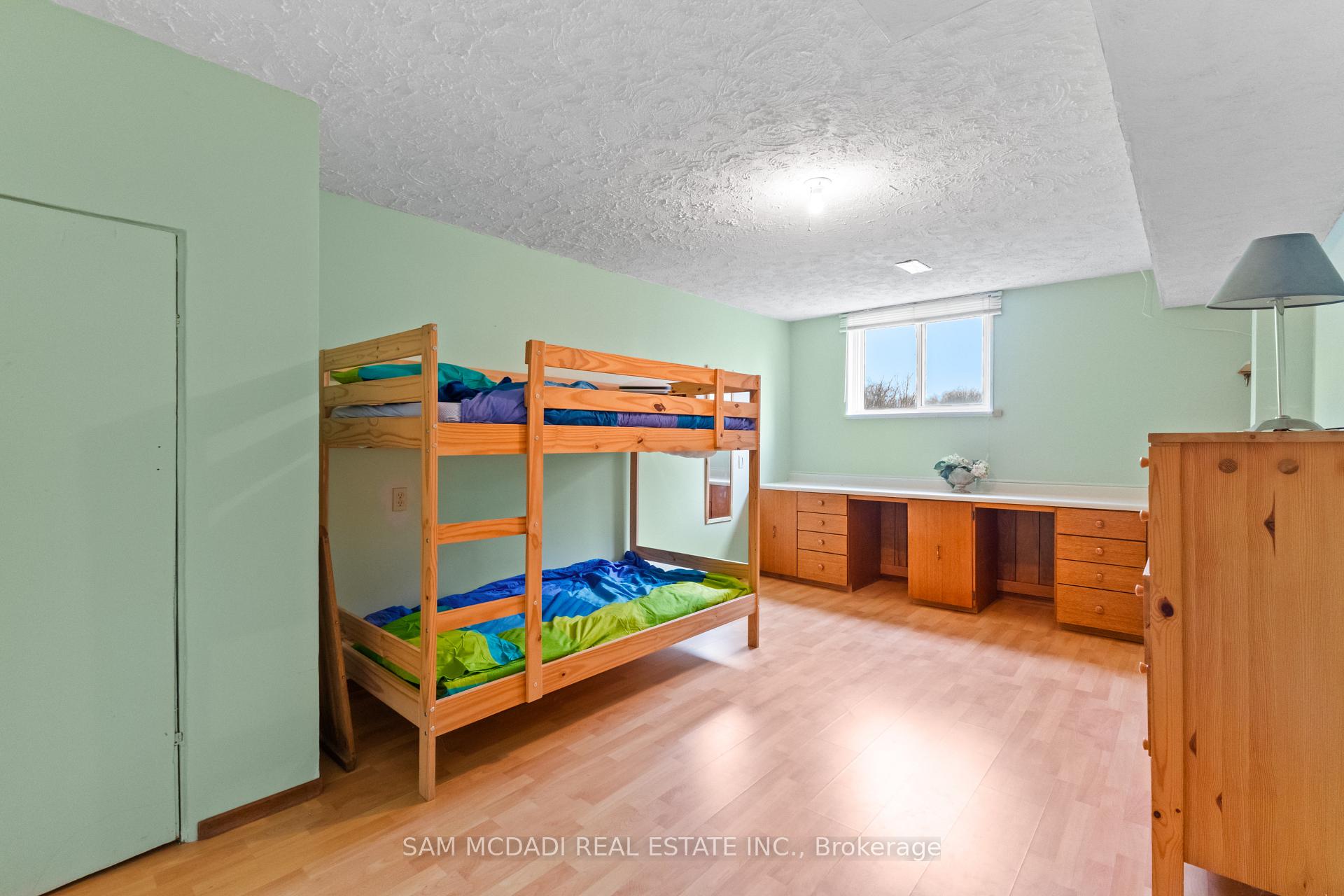 556 Paisley Boulevard W