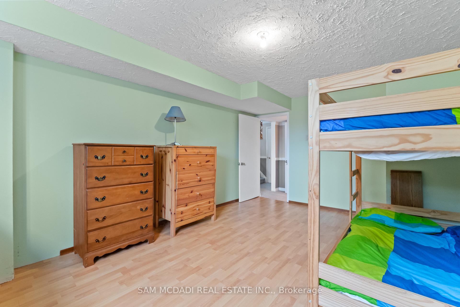 556 Paisley Boulevard W