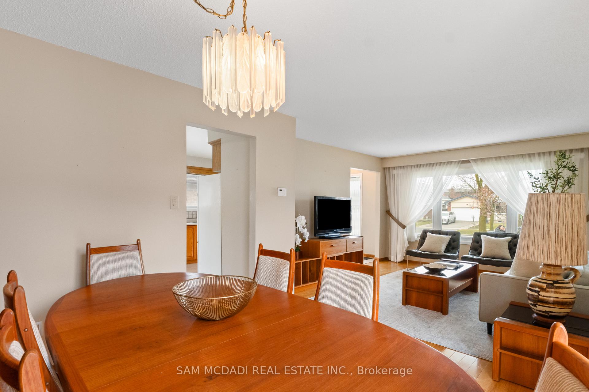 556 Paisley Boulevard W