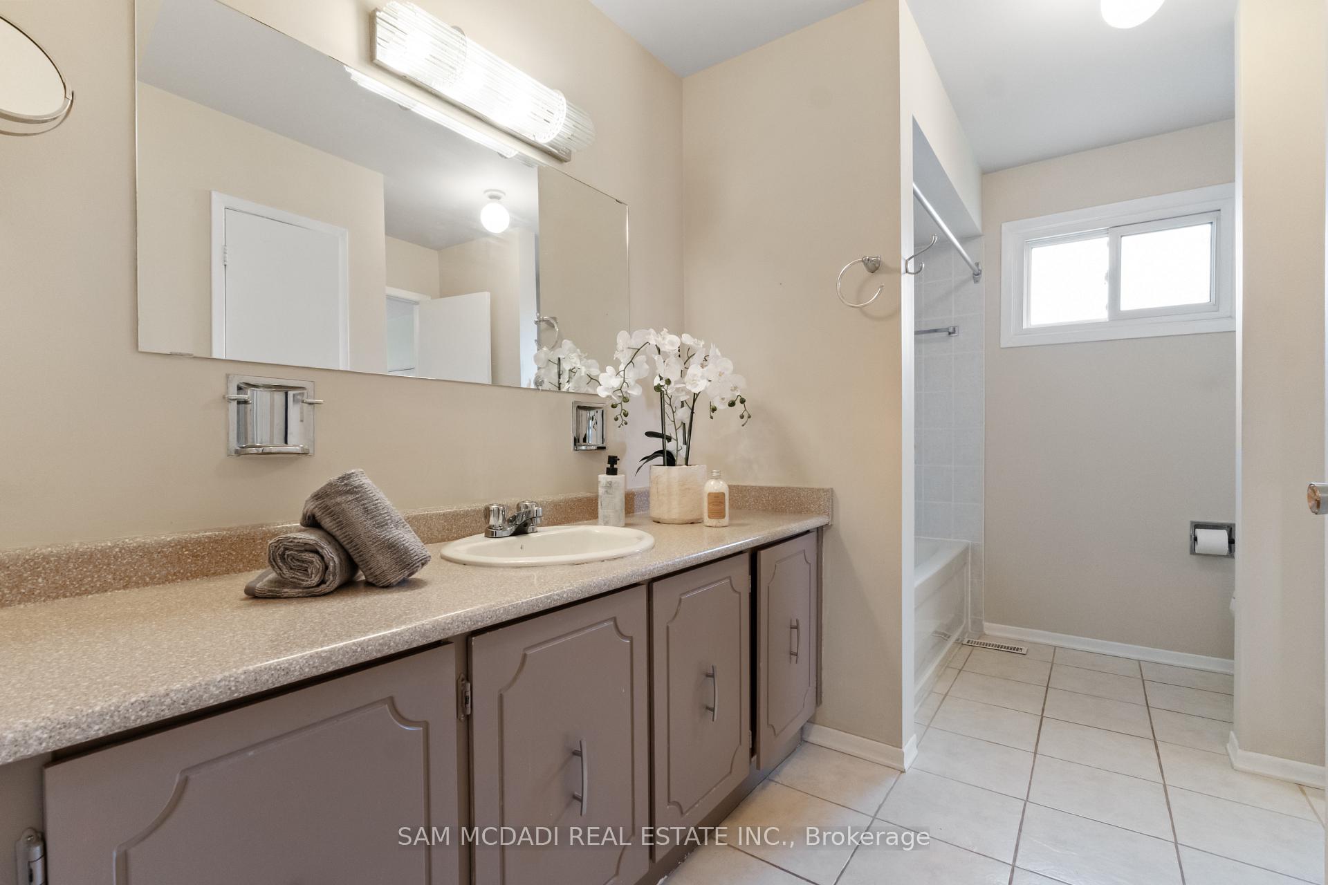 556 Paisley Boulevard W