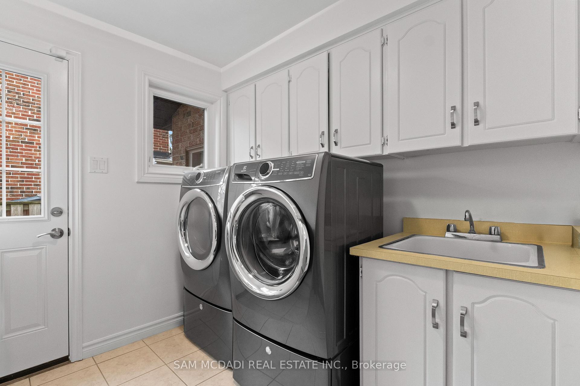 1653 Sherwood Forrest Circle