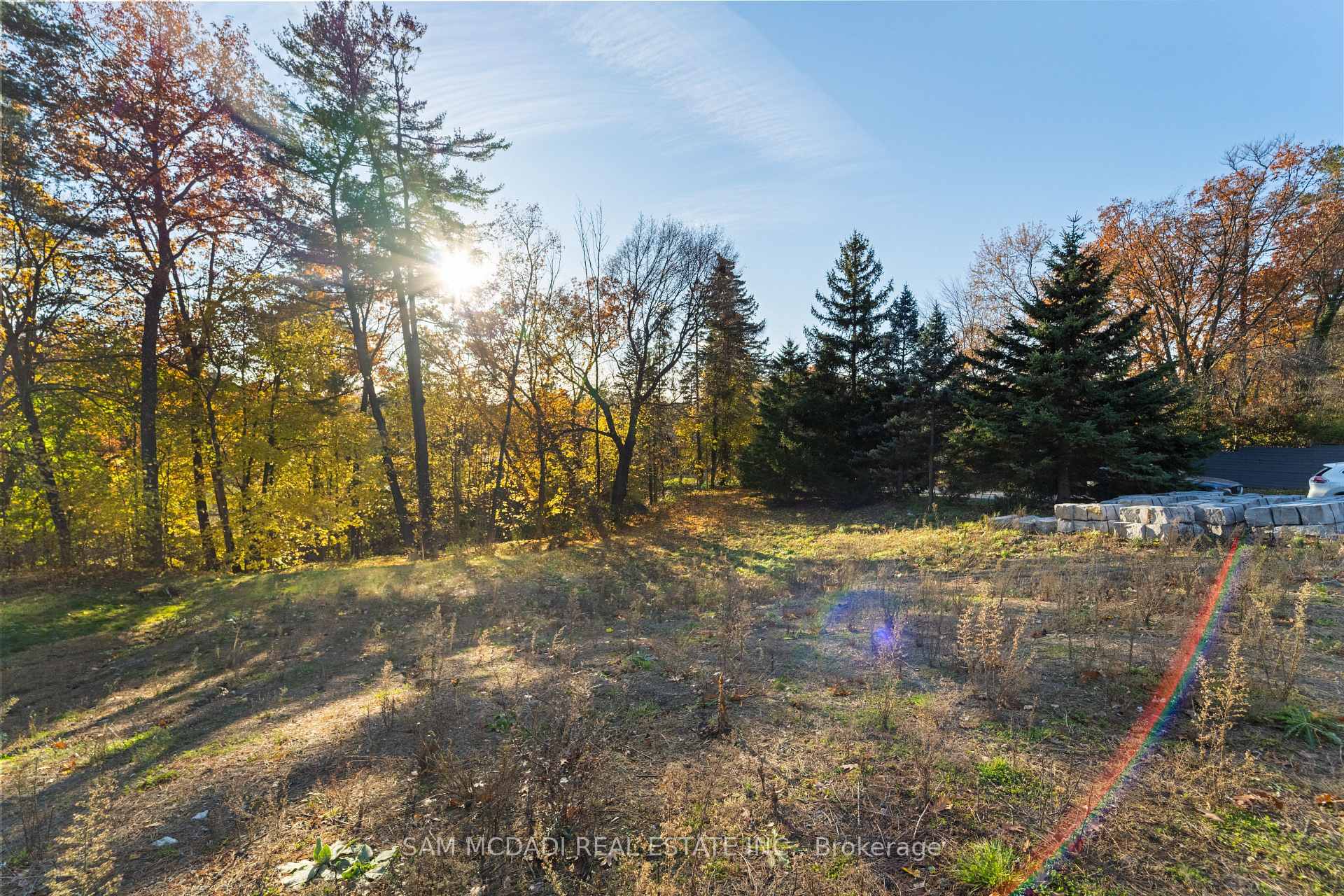 1470 Pinetree Crescent