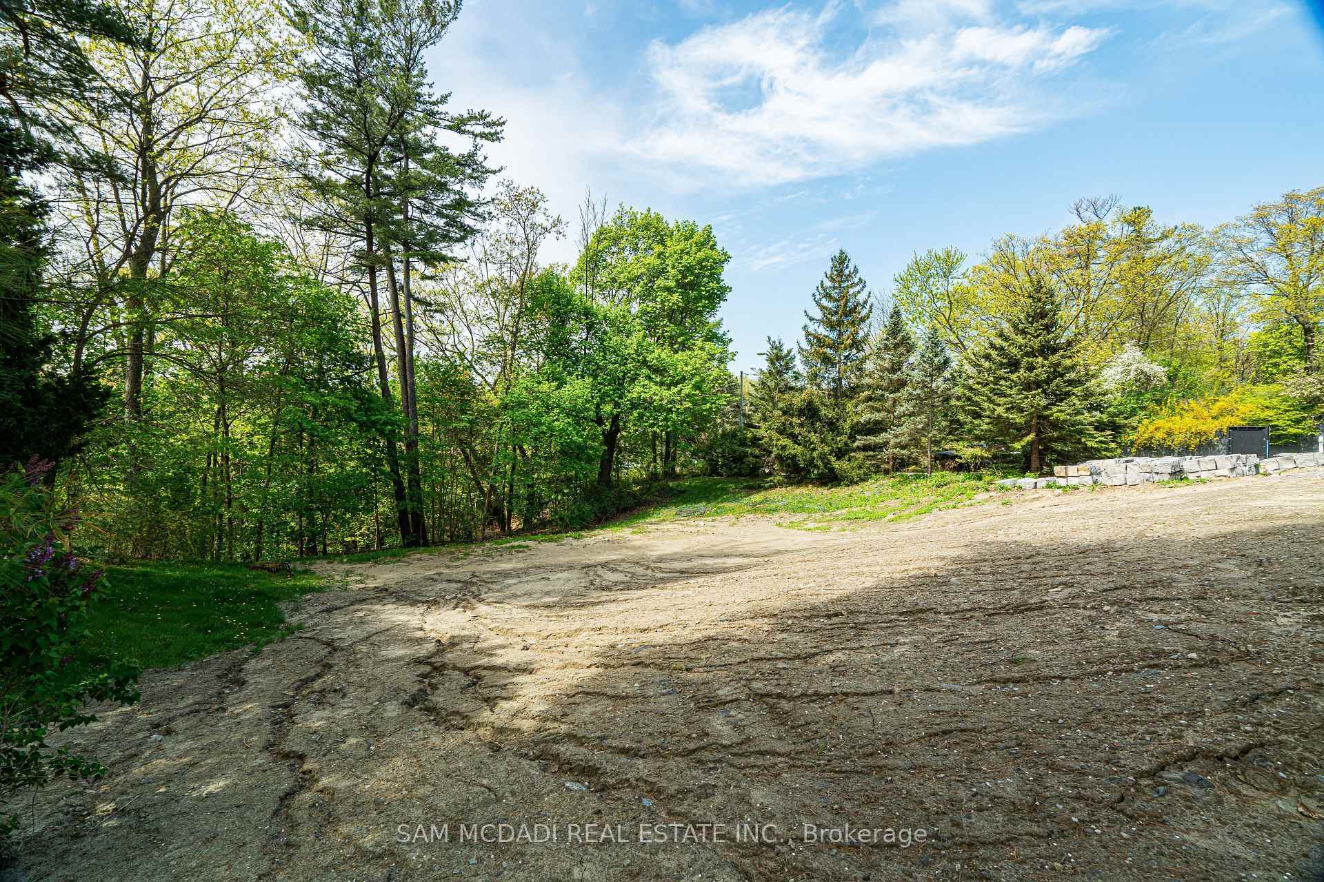 1470 Pinetree Crescent