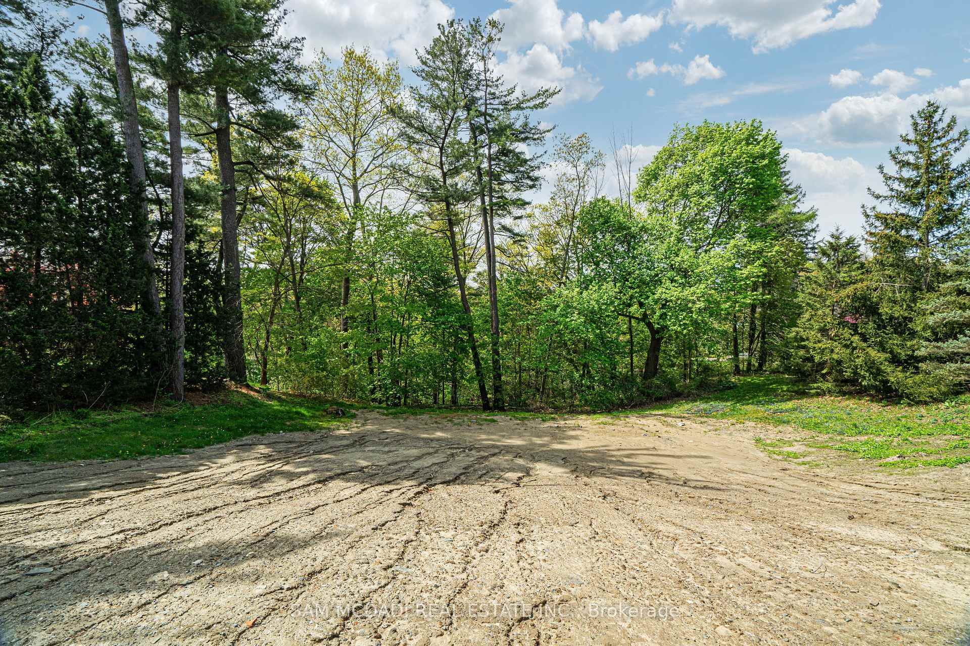 1470 Pinetree Crescent