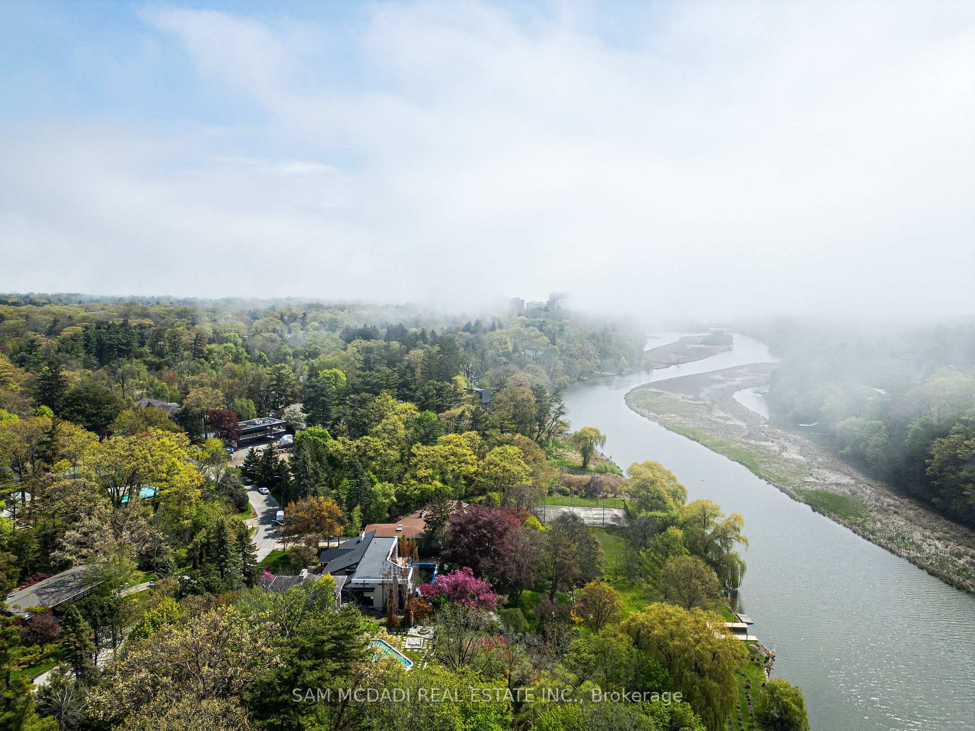 1470 Pinetree Crescent