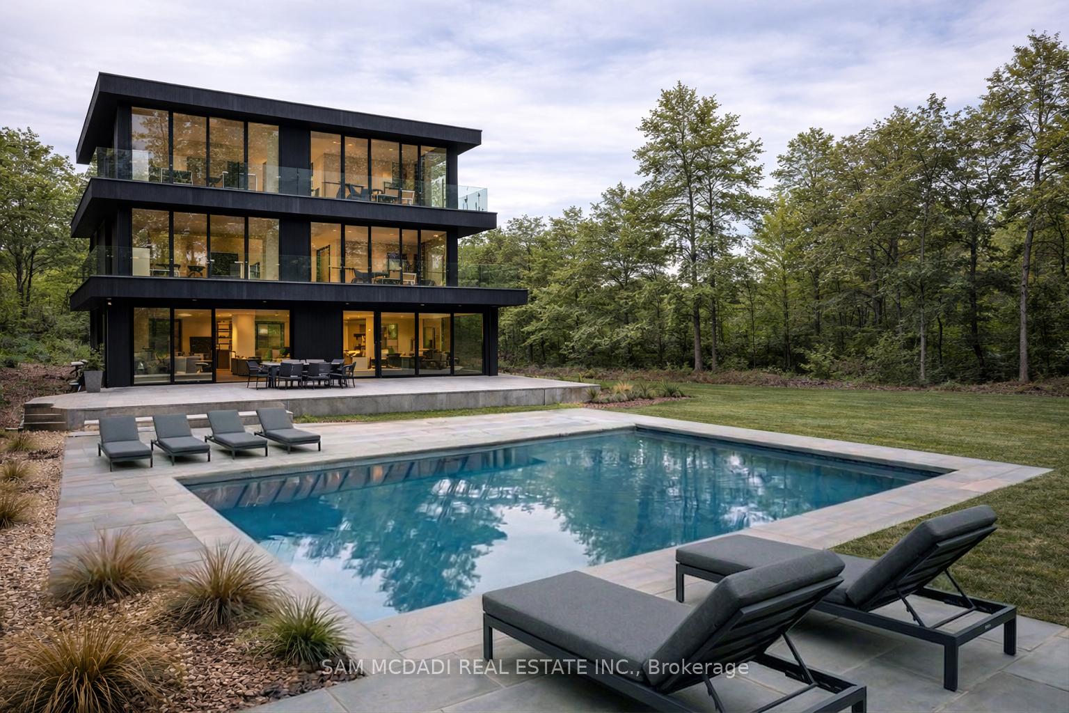 1470 Pinetree Crescent