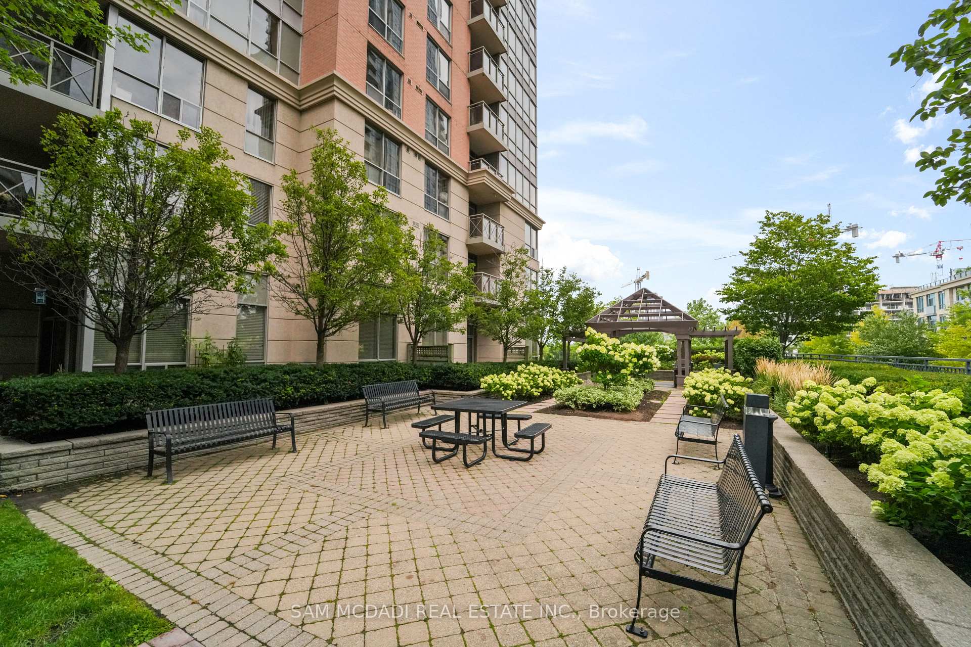 5229 Dundas Street W 2002