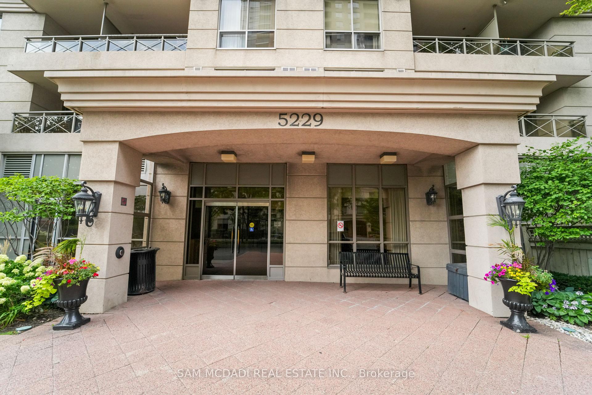 5229 Dundas Street W 2002