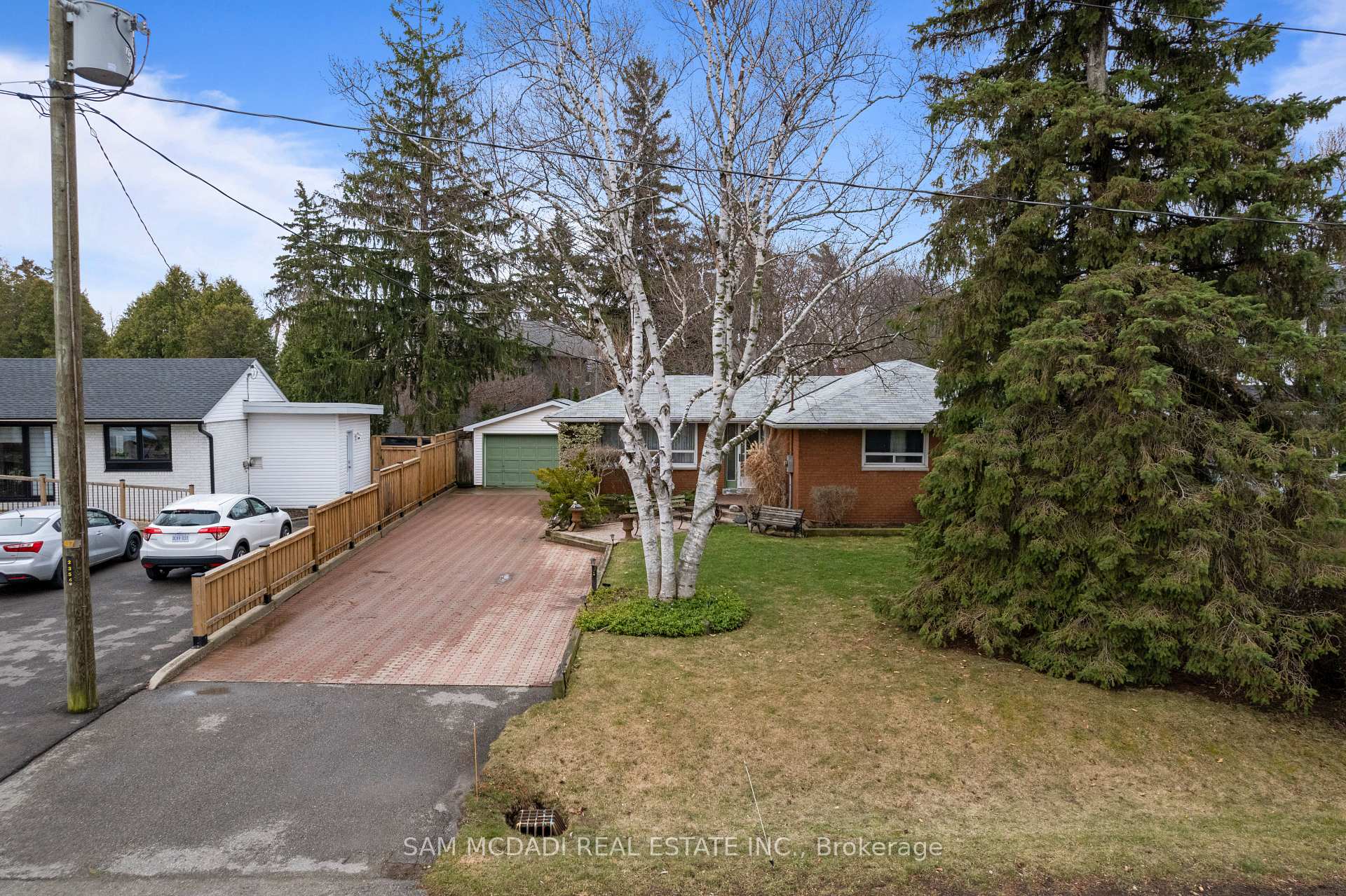 2470 Meadowood Crescent