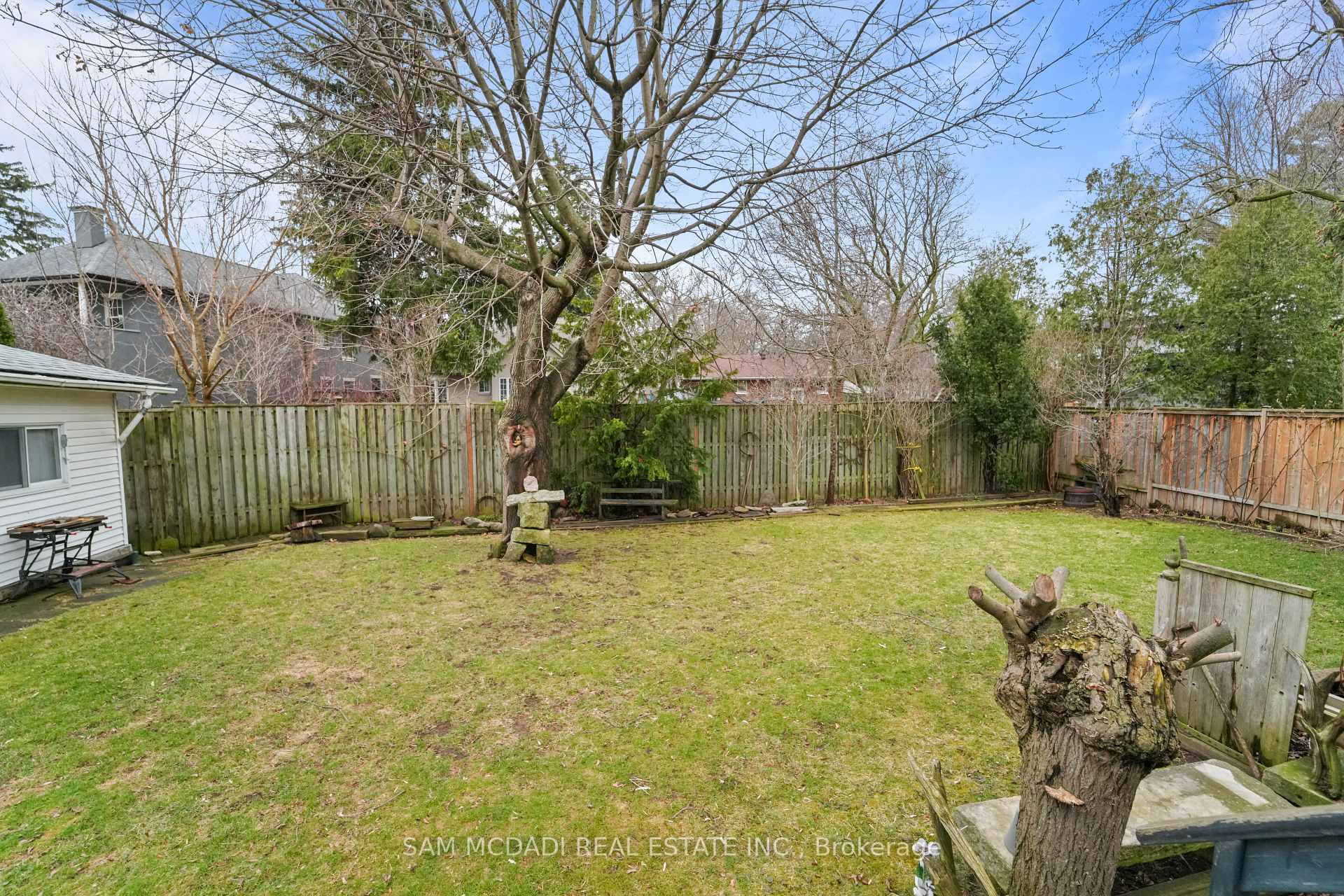 2470 Meadowood Crescent