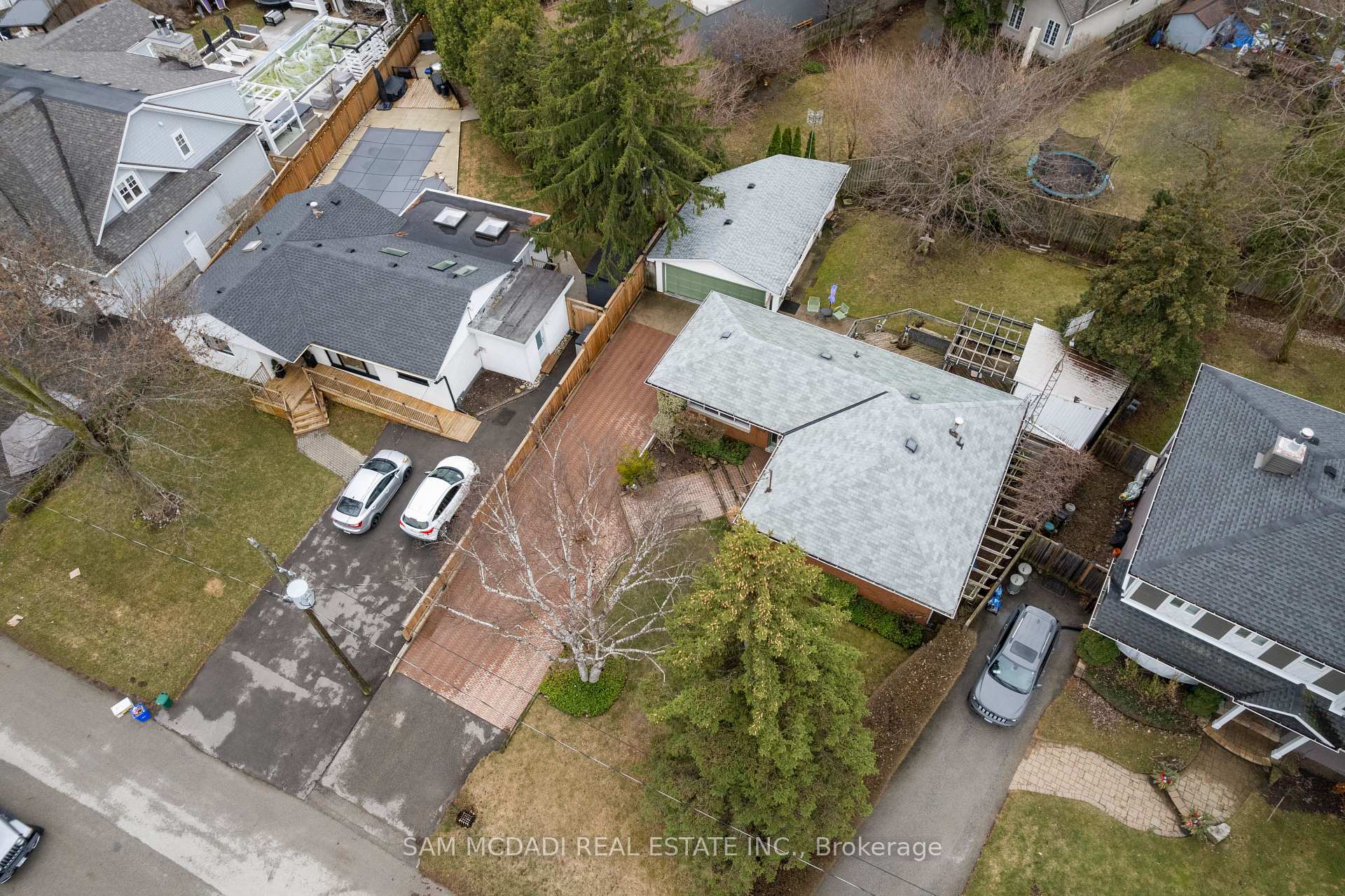 2470 Meadowood Crescent