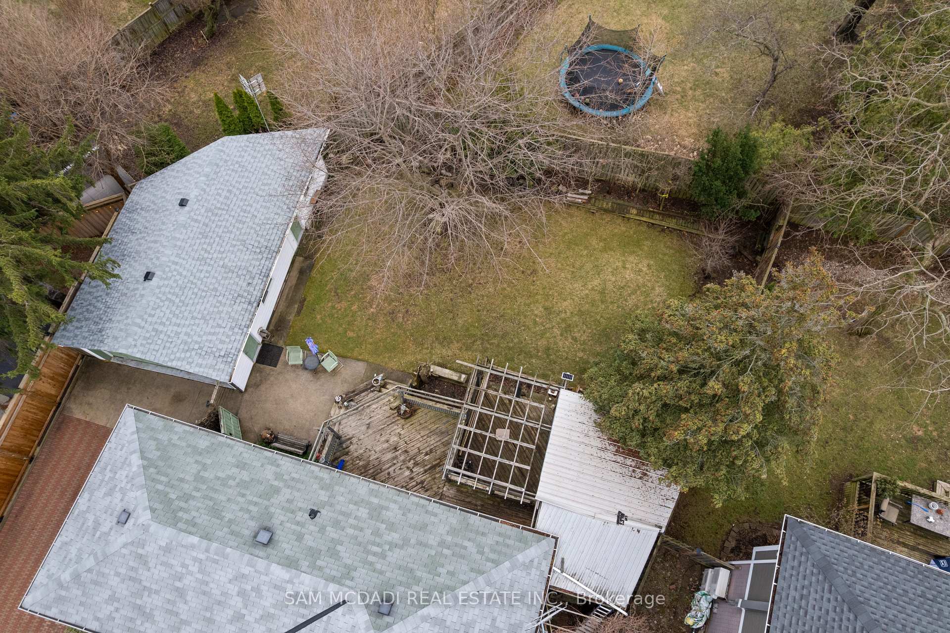 2470 Meadowood Crescent