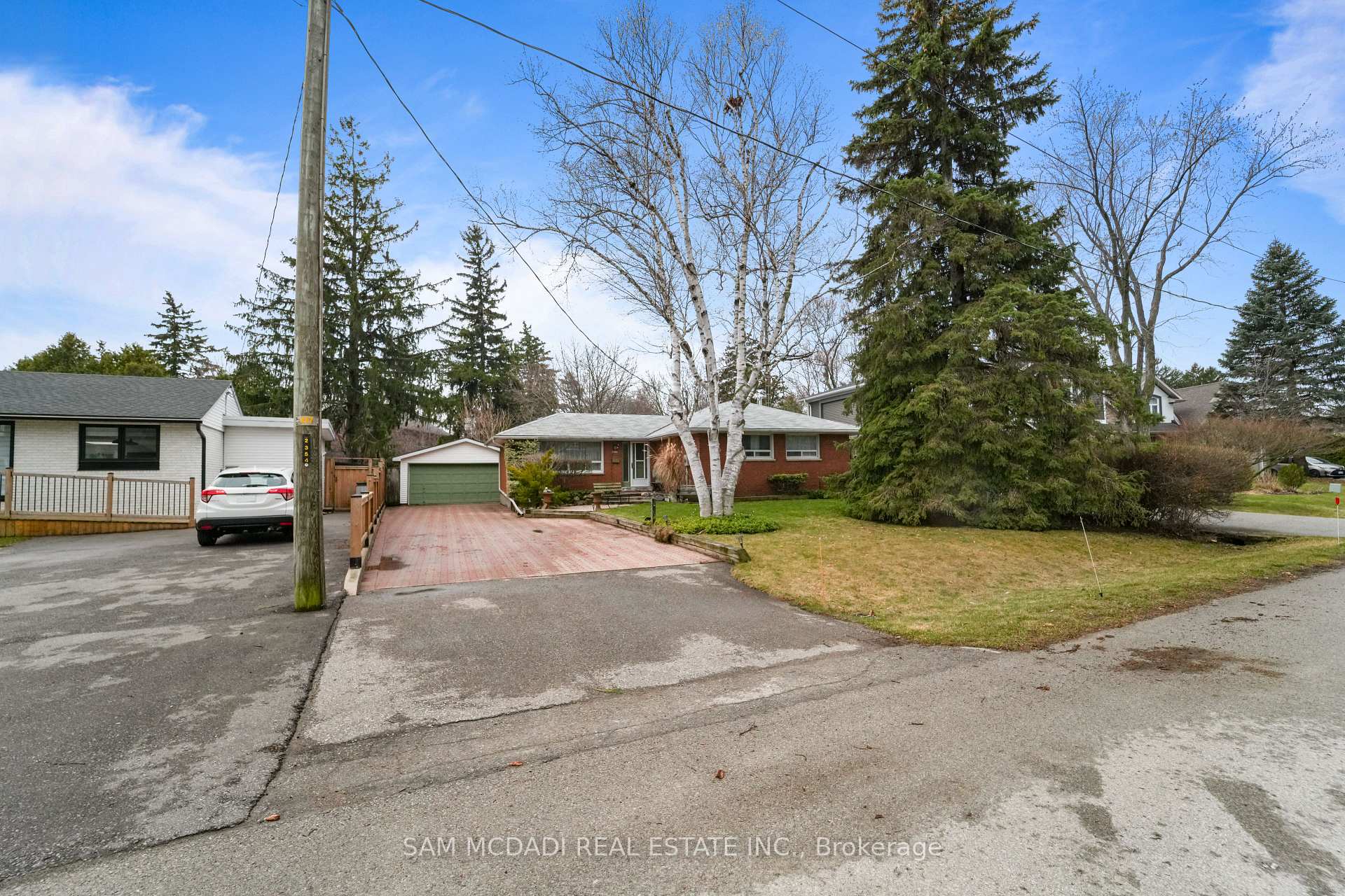 2470 Meadowood Crescent