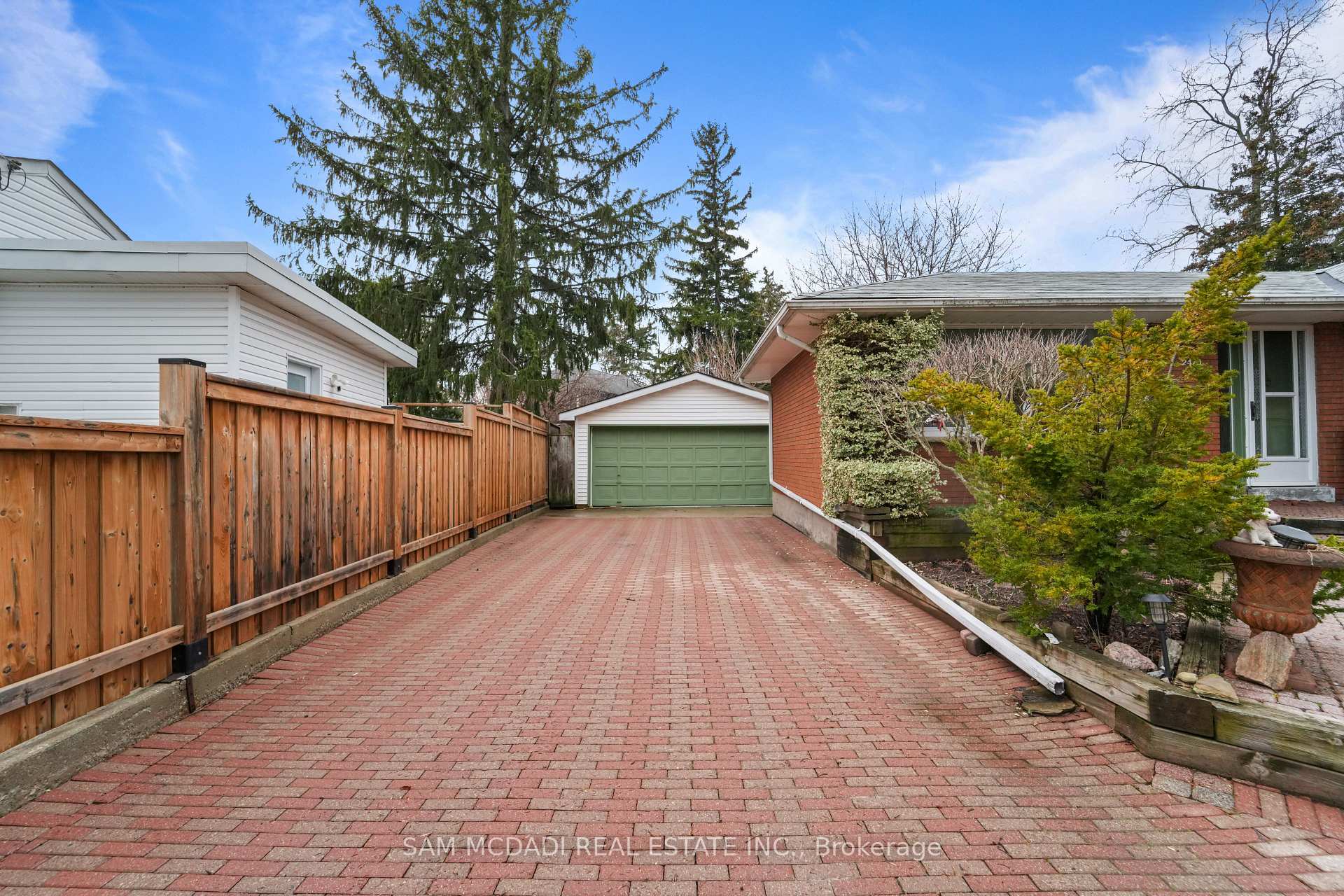 2470 Meadowood Crescent