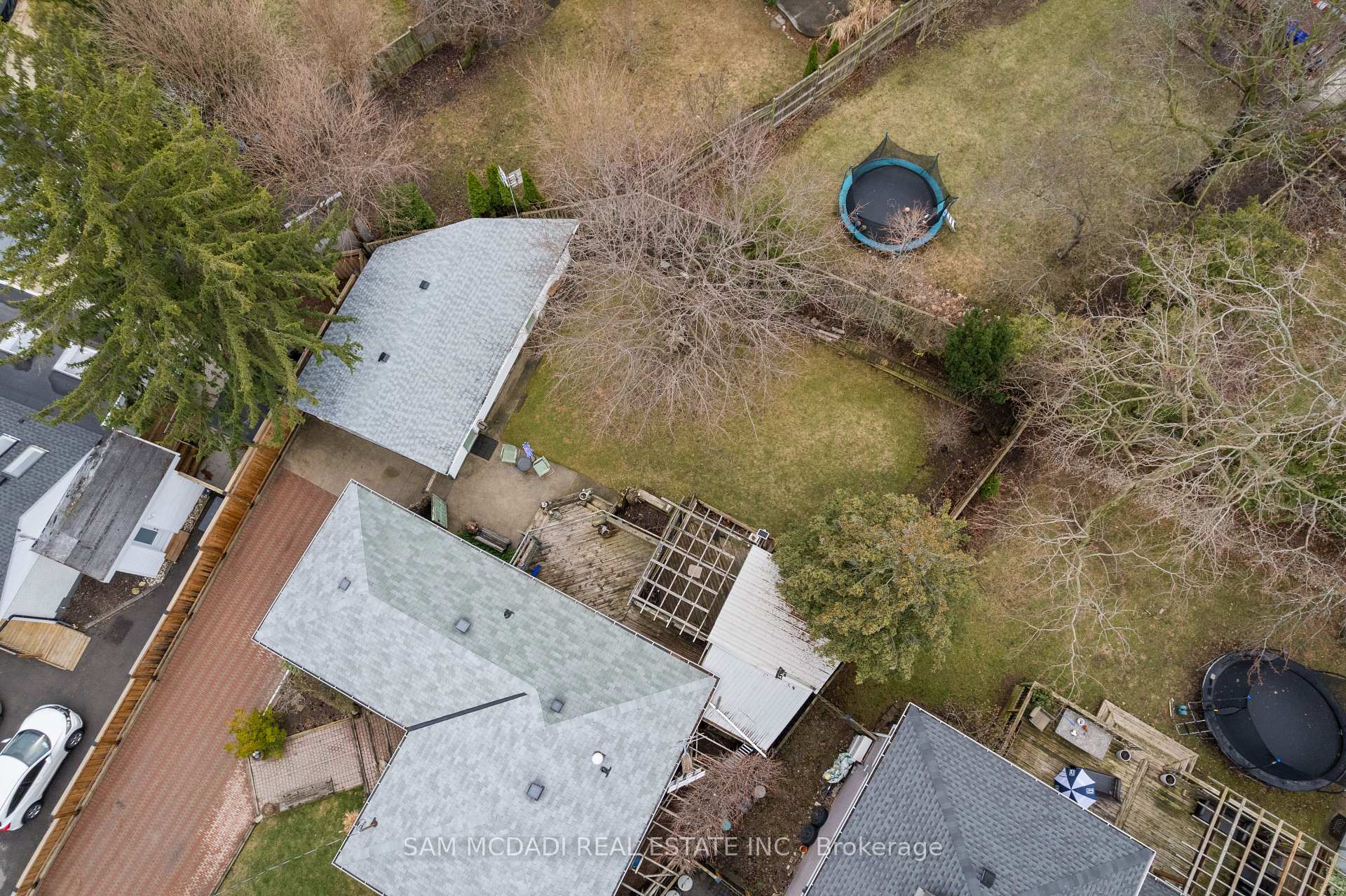 2470 Meadowood Crescent