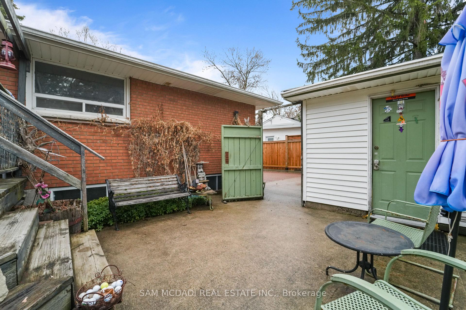 2470 Meadowood Crescent