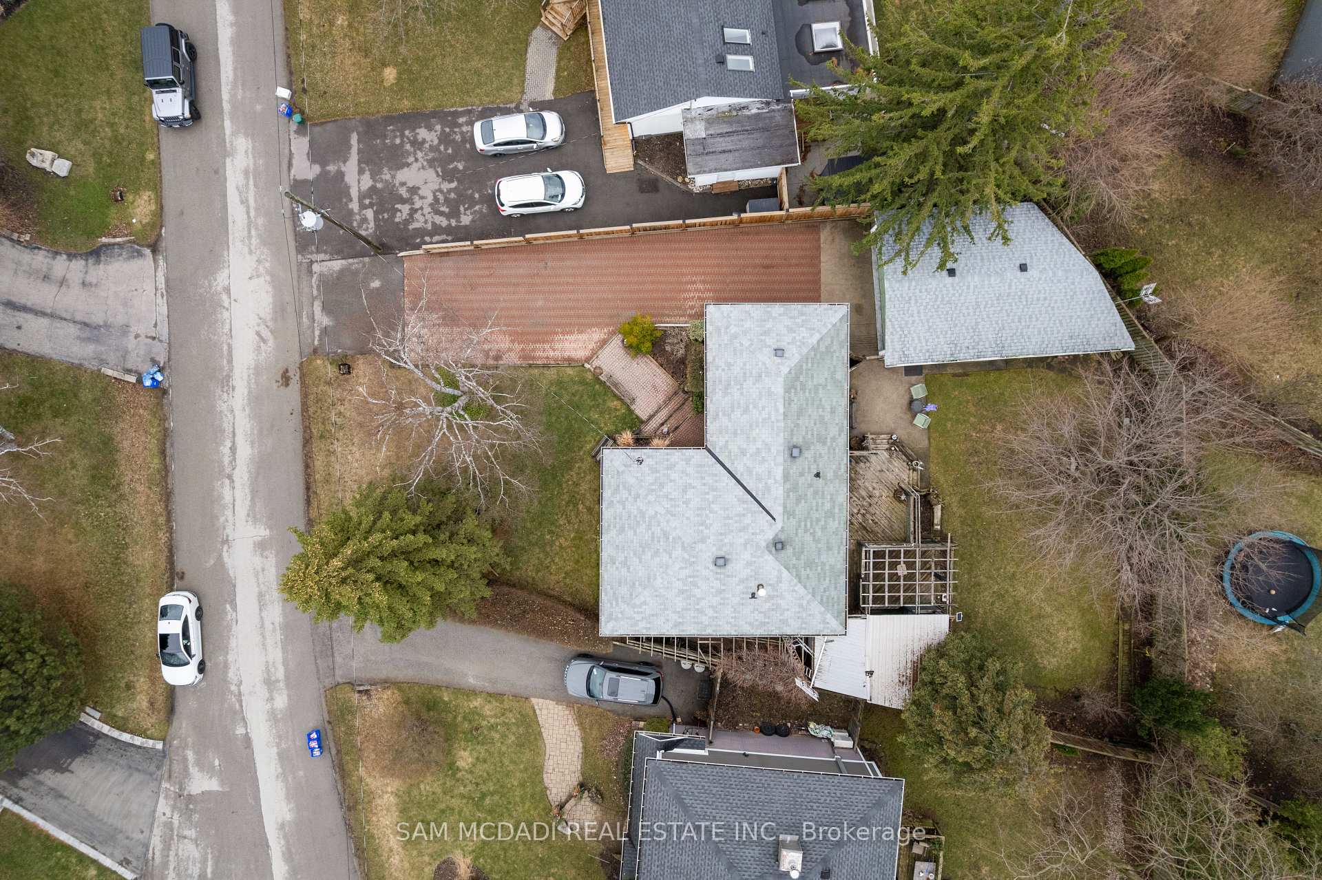 2470 Meadowood Crescent