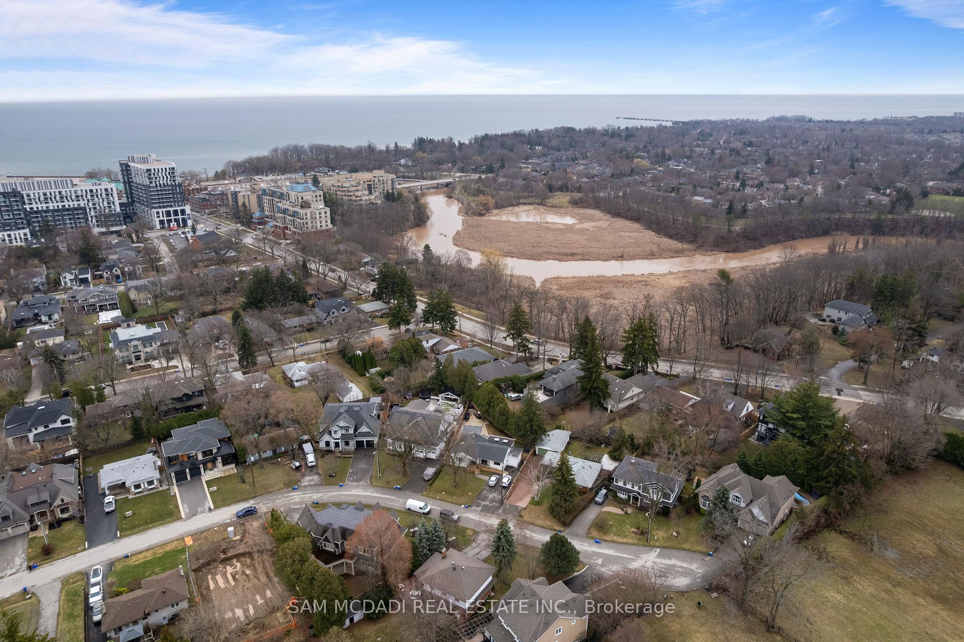 2470 Meadowood Crescent