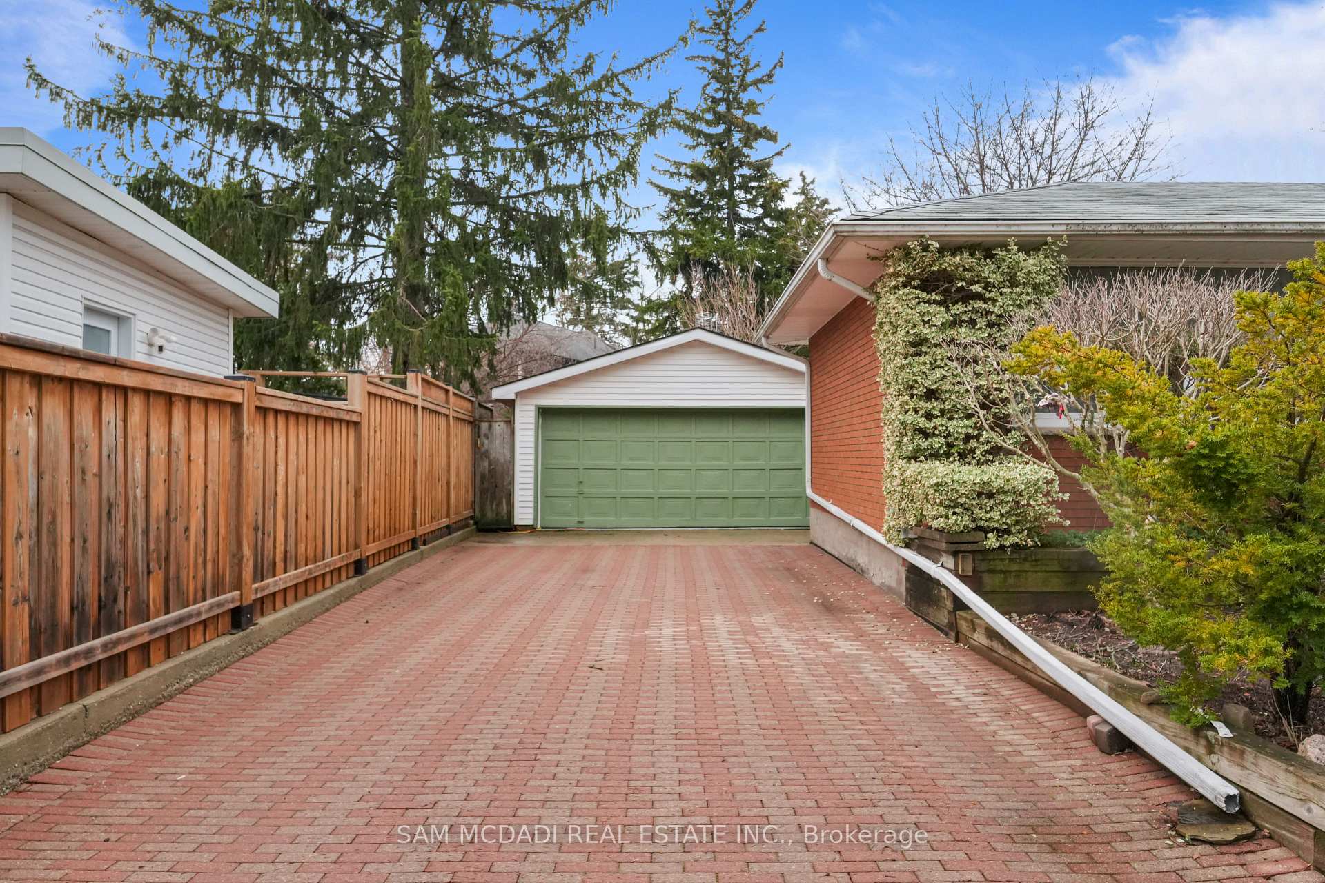 2470 Meadowood Crescent