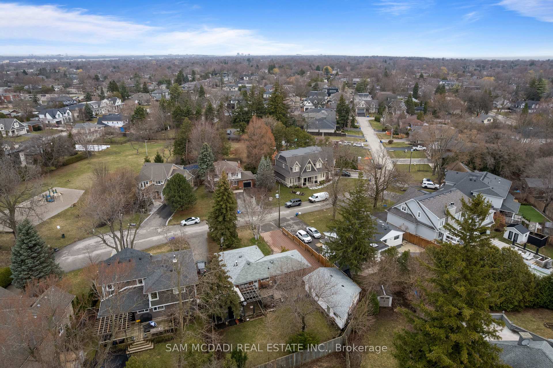 2470 Meadowood Crescent