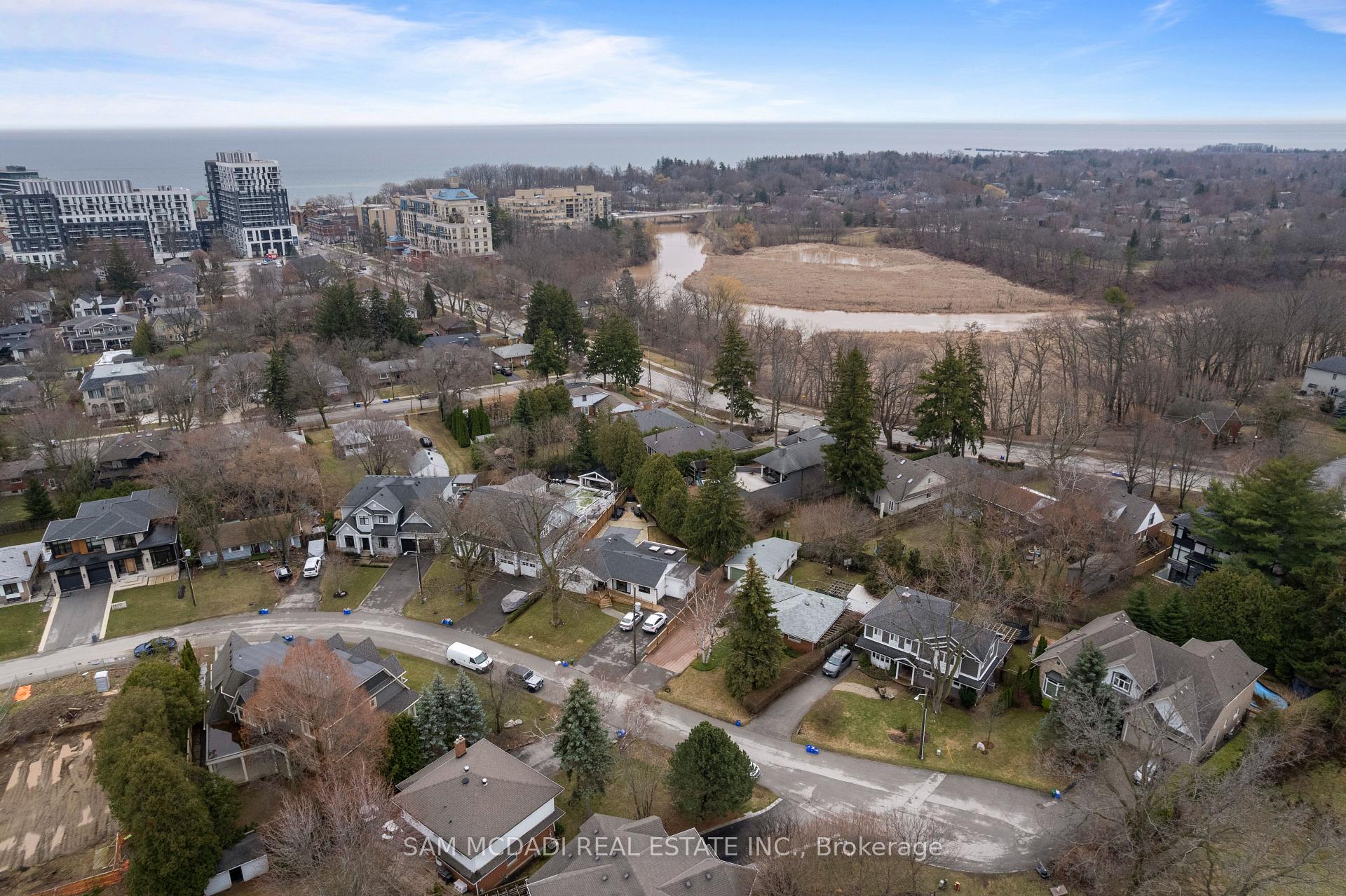 2470 Meadowood Crescent