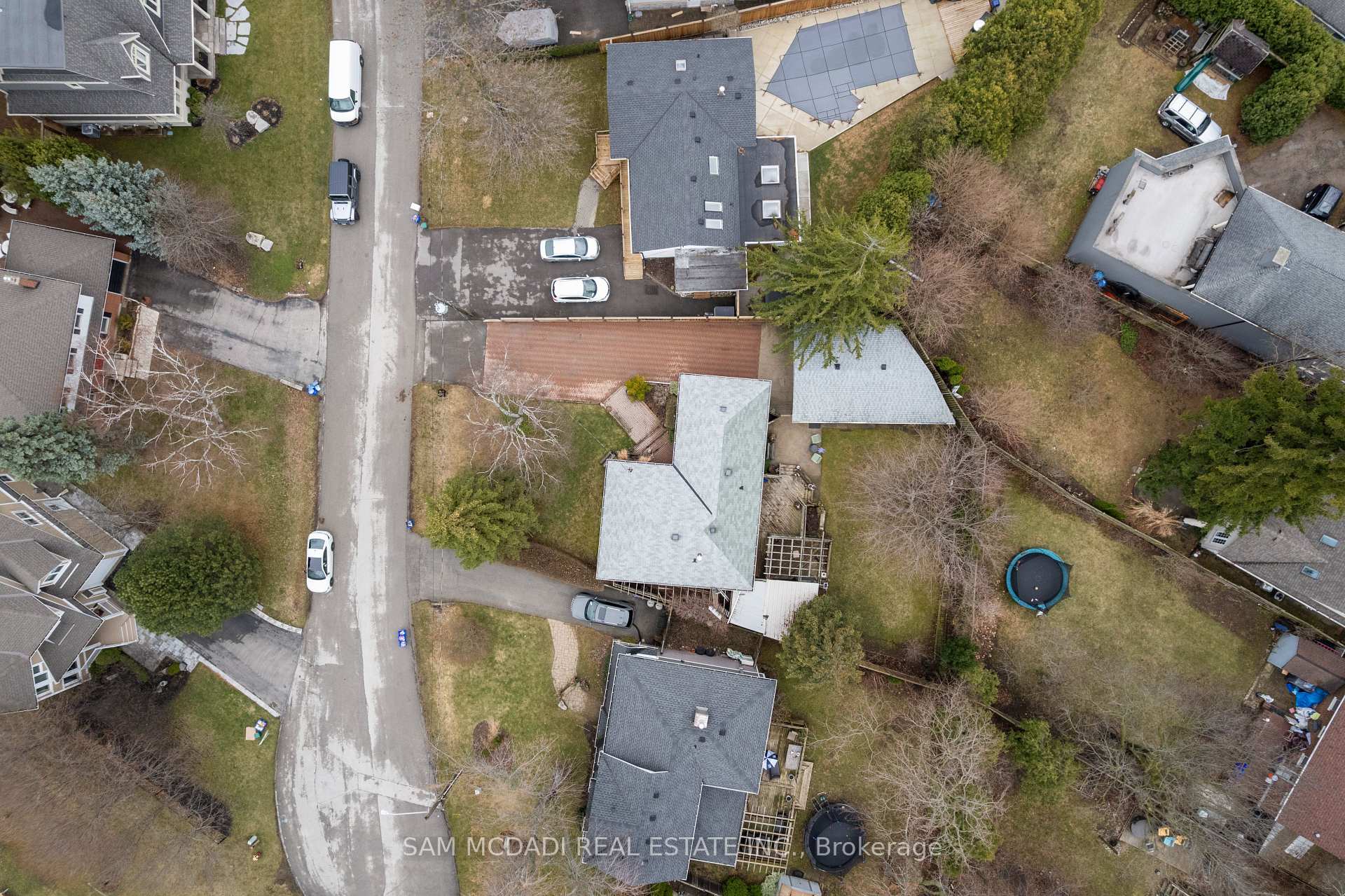 2470 Meadowood Crescent