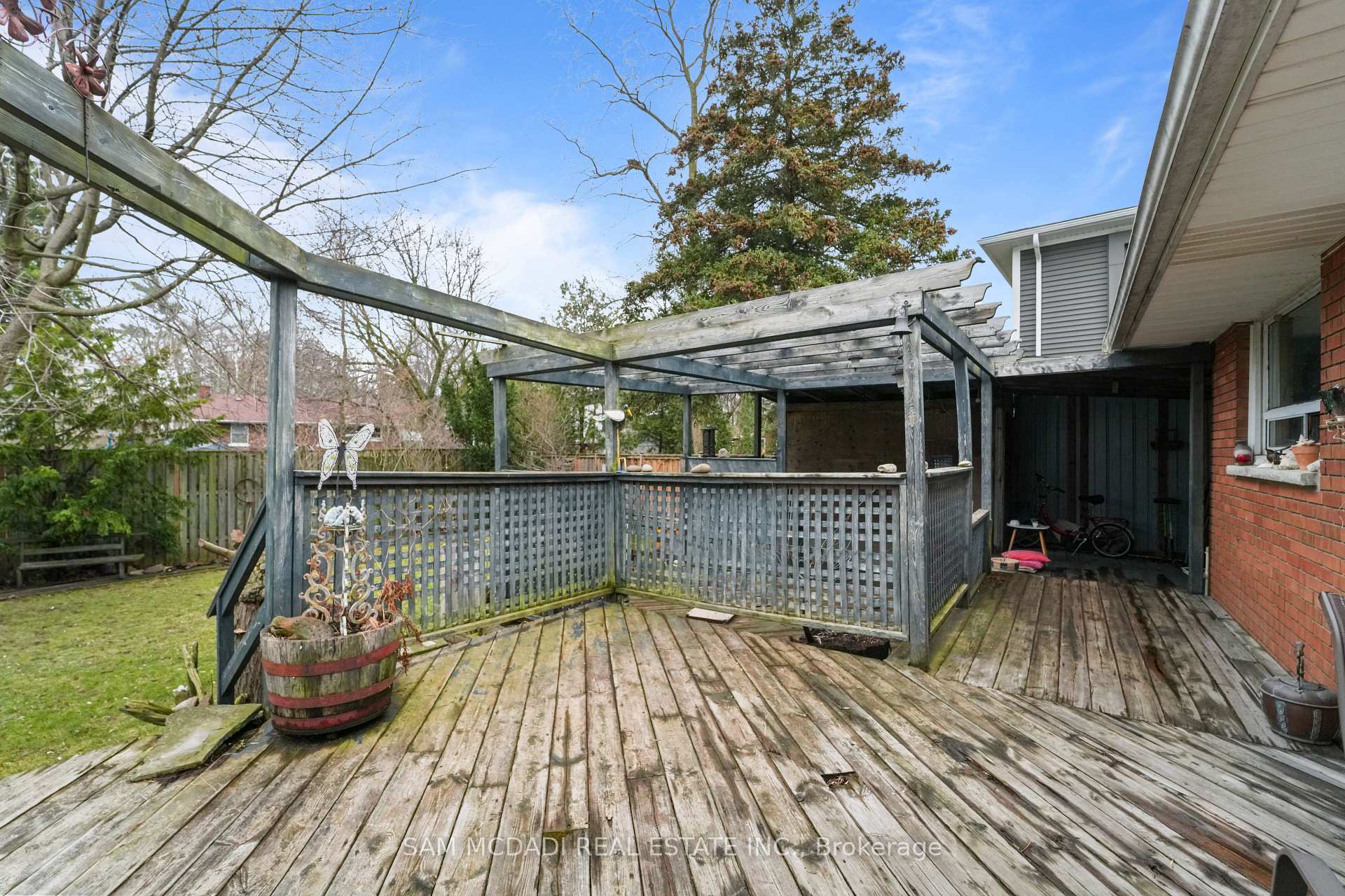 2470 Meadowood Crescent