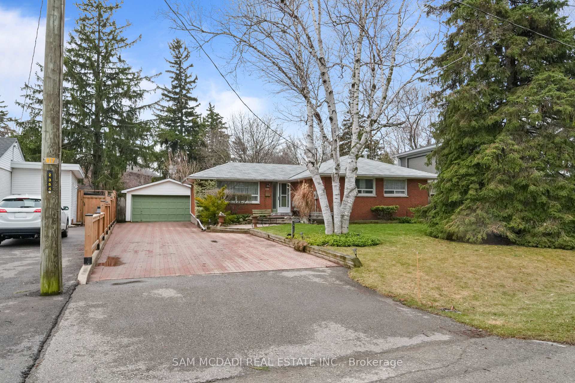2470 Meadowood Crescent
