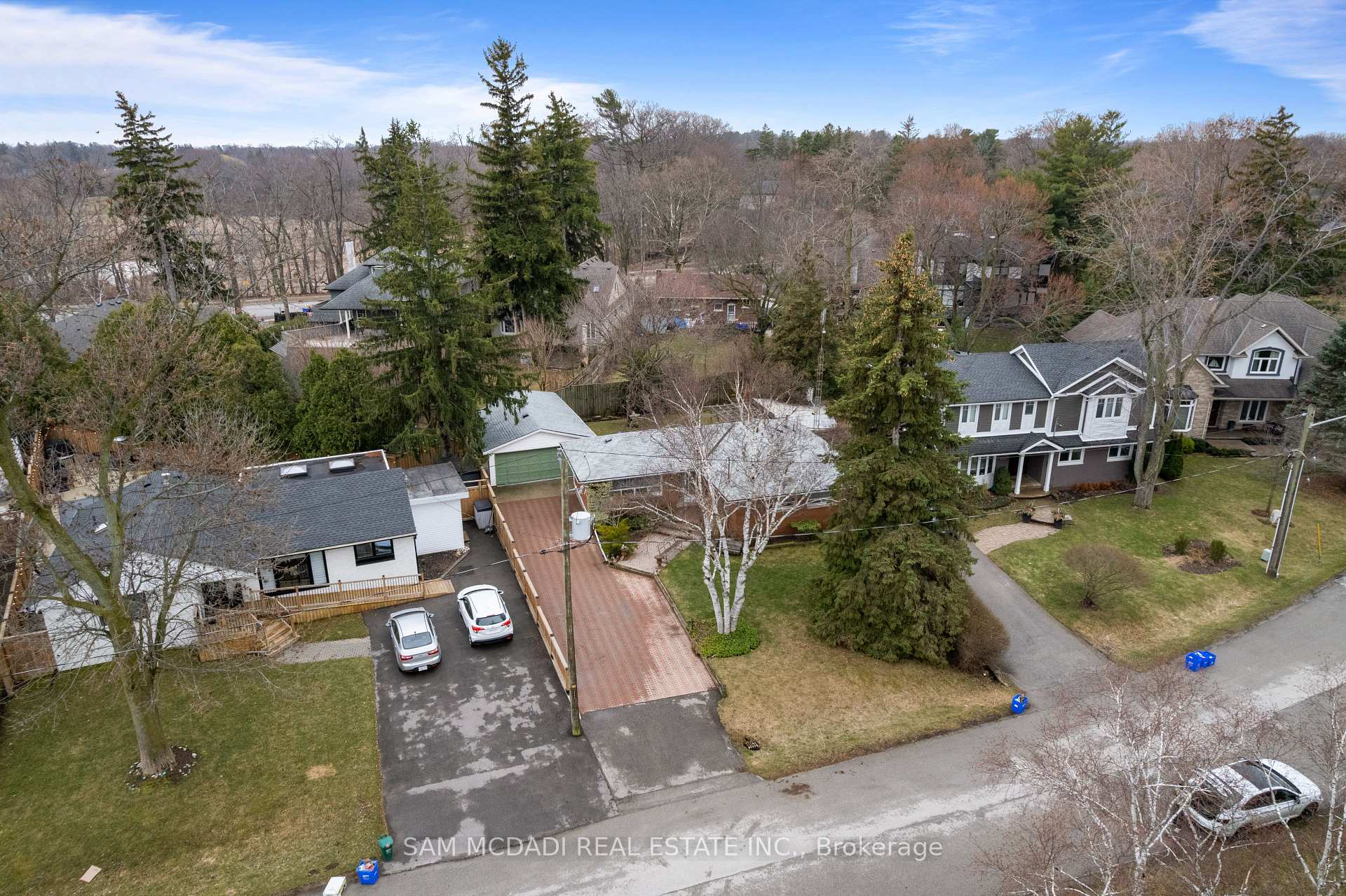 2470 Meadowood Crescent