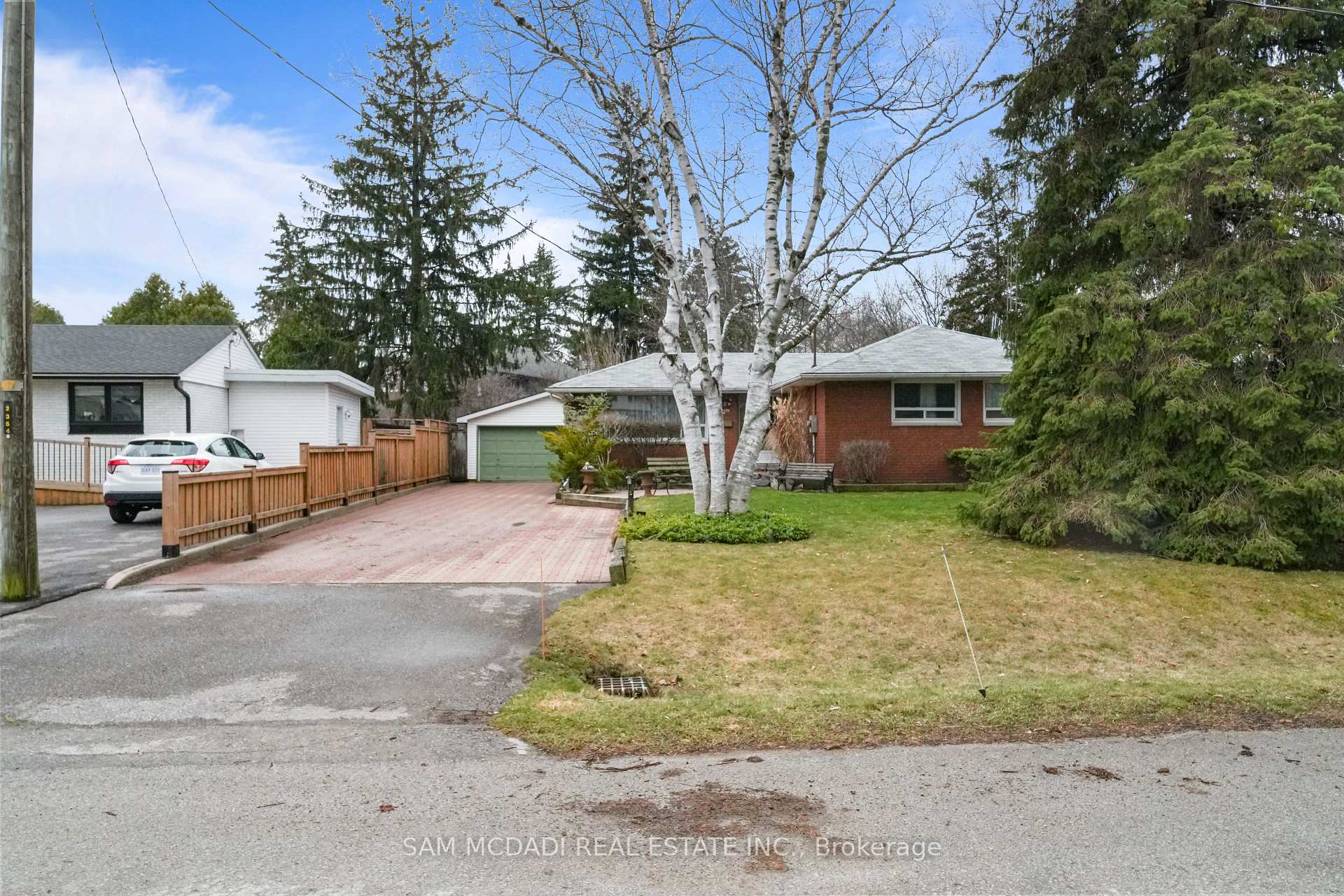 2470 Meadowood Crescent