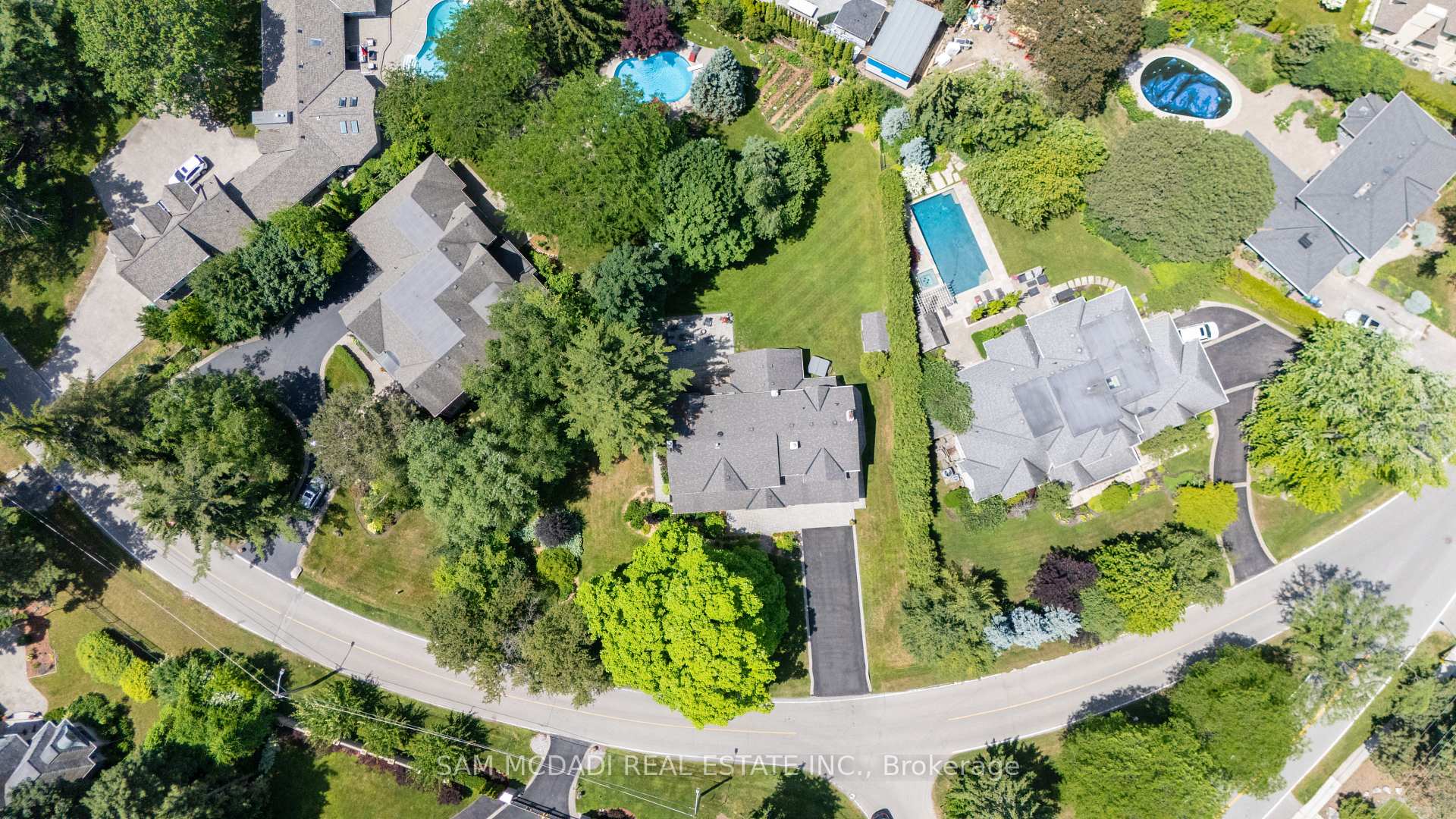 492 Country Club Crescent