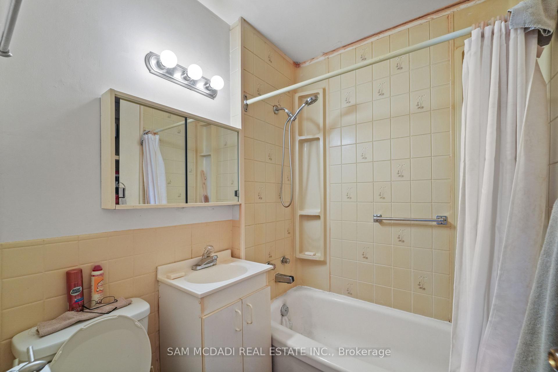 2230 Britannia Road W