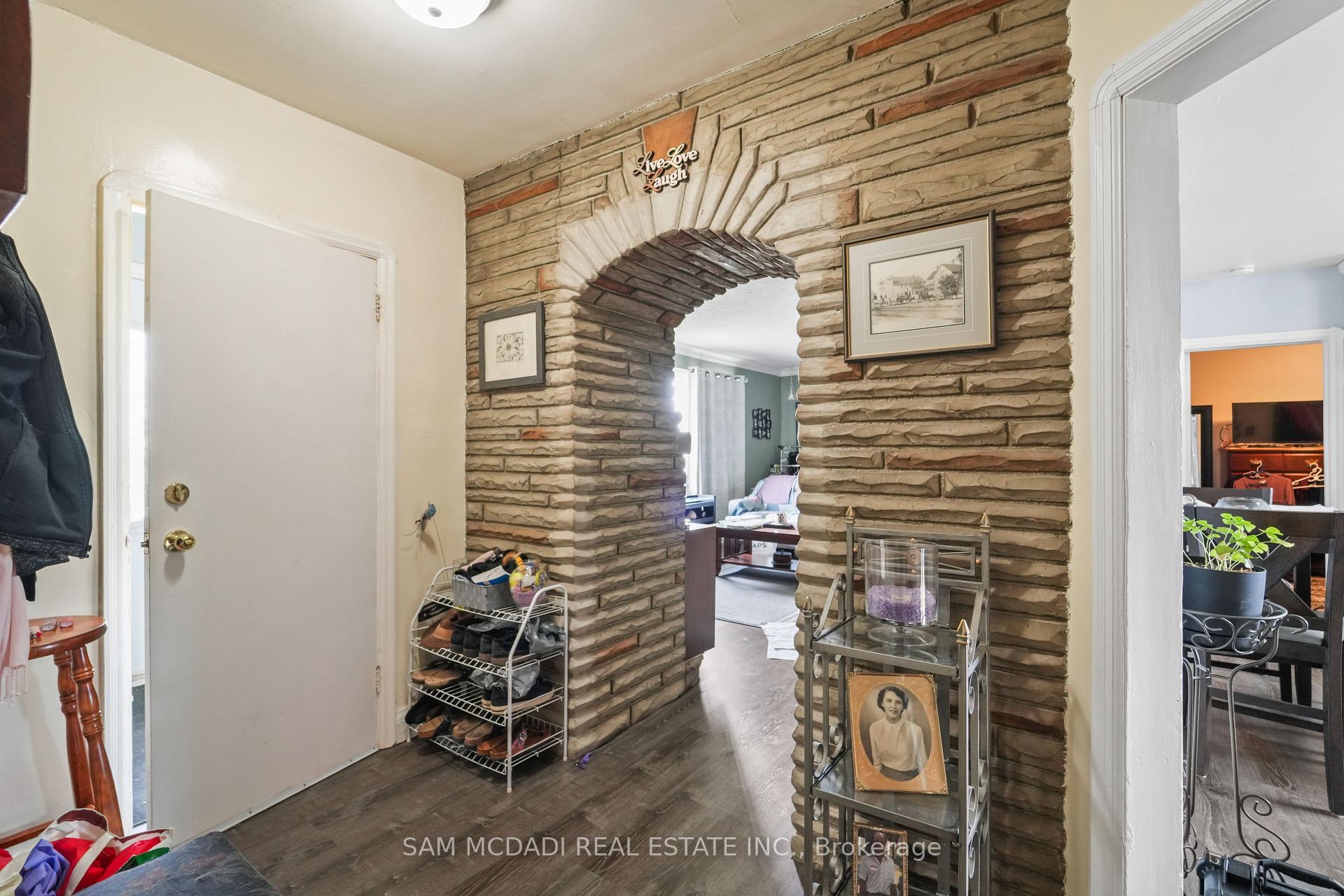 2230 Britannia Road W