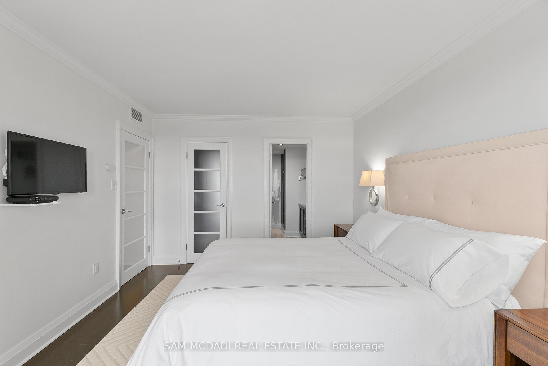 2045 Lakeshore Boulevard W 2212