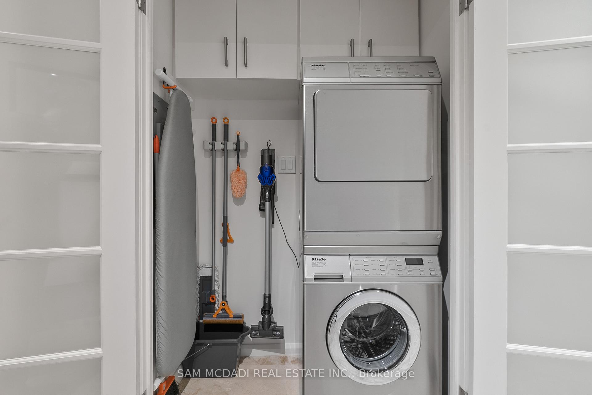 2045 Lakeshore Boulevard W 2212