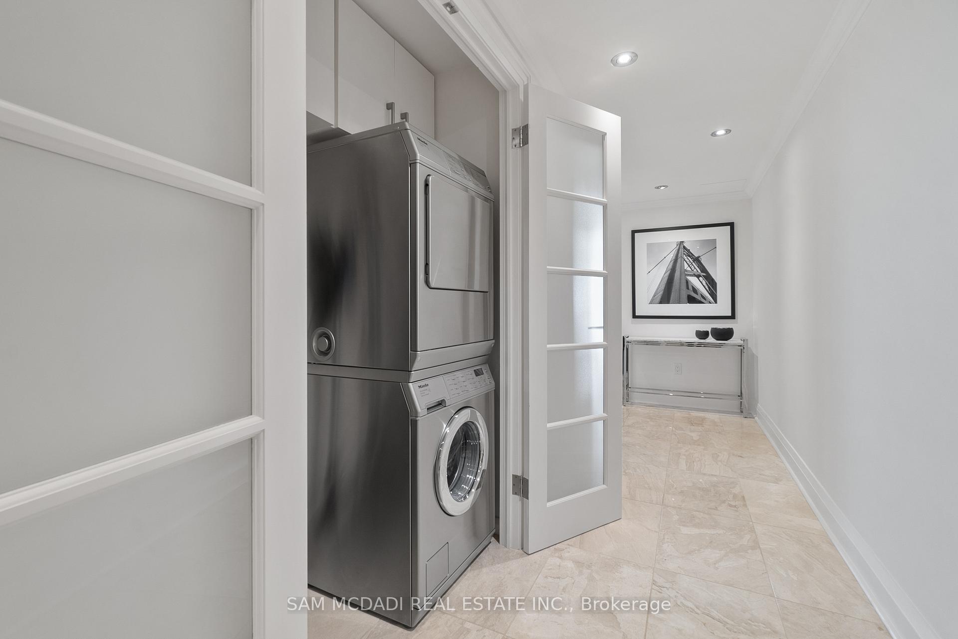 2045 Lakeshore Boulevard W 2212