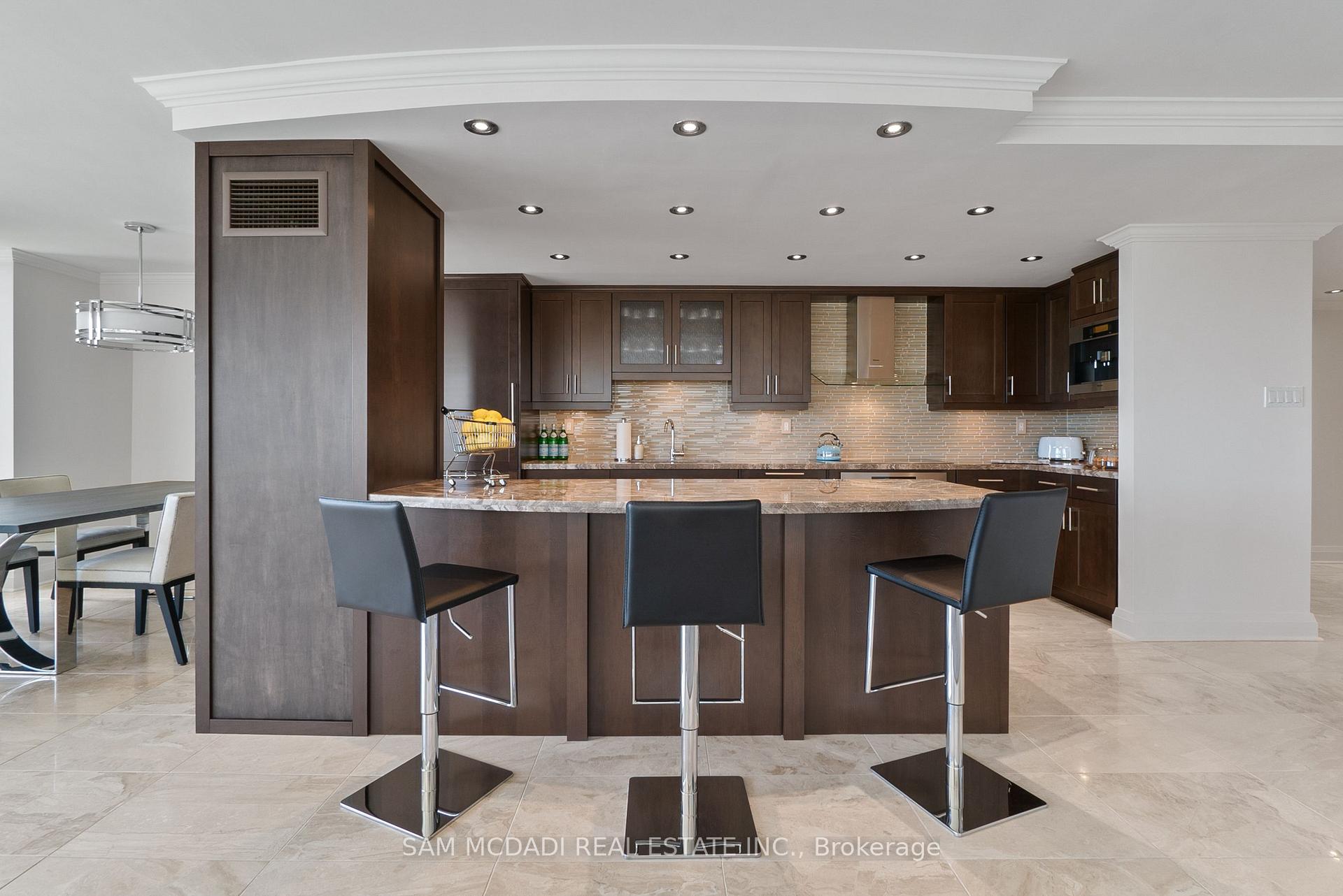 2045 Lakeshore Boulevard W 2212