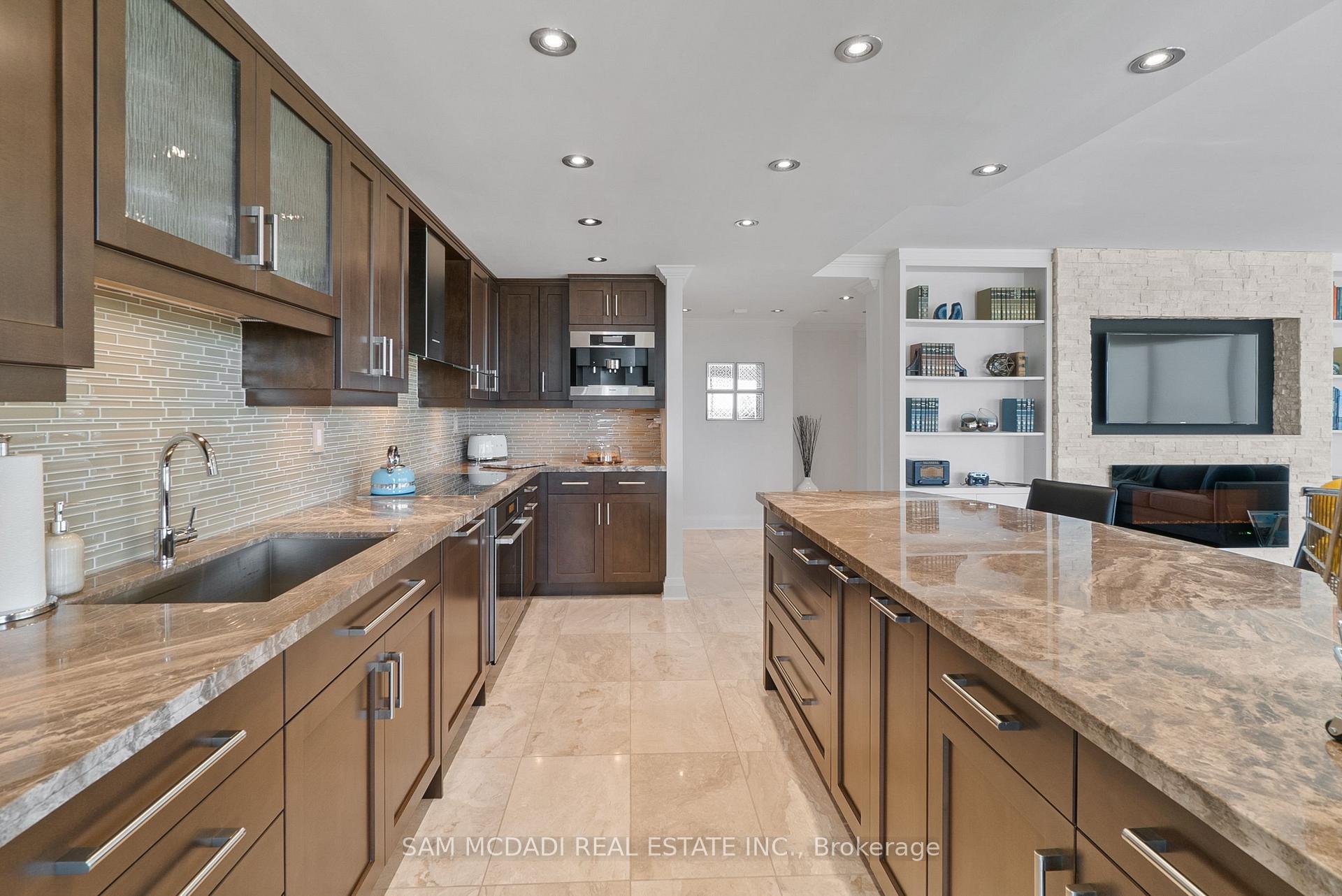 2045 Lakeshore Boulevard W 2212