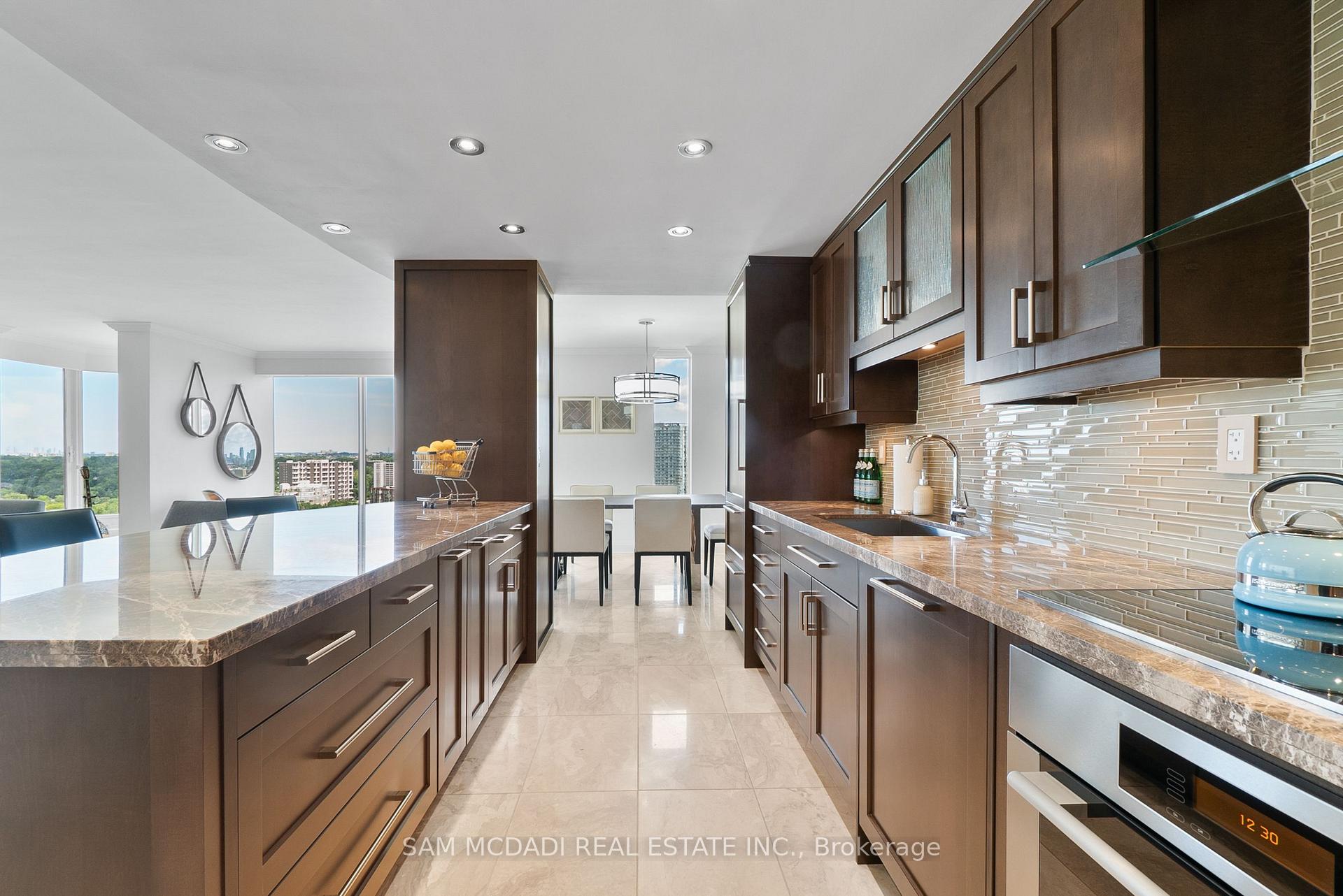 2045 Lakeshore Boulevard W 2212