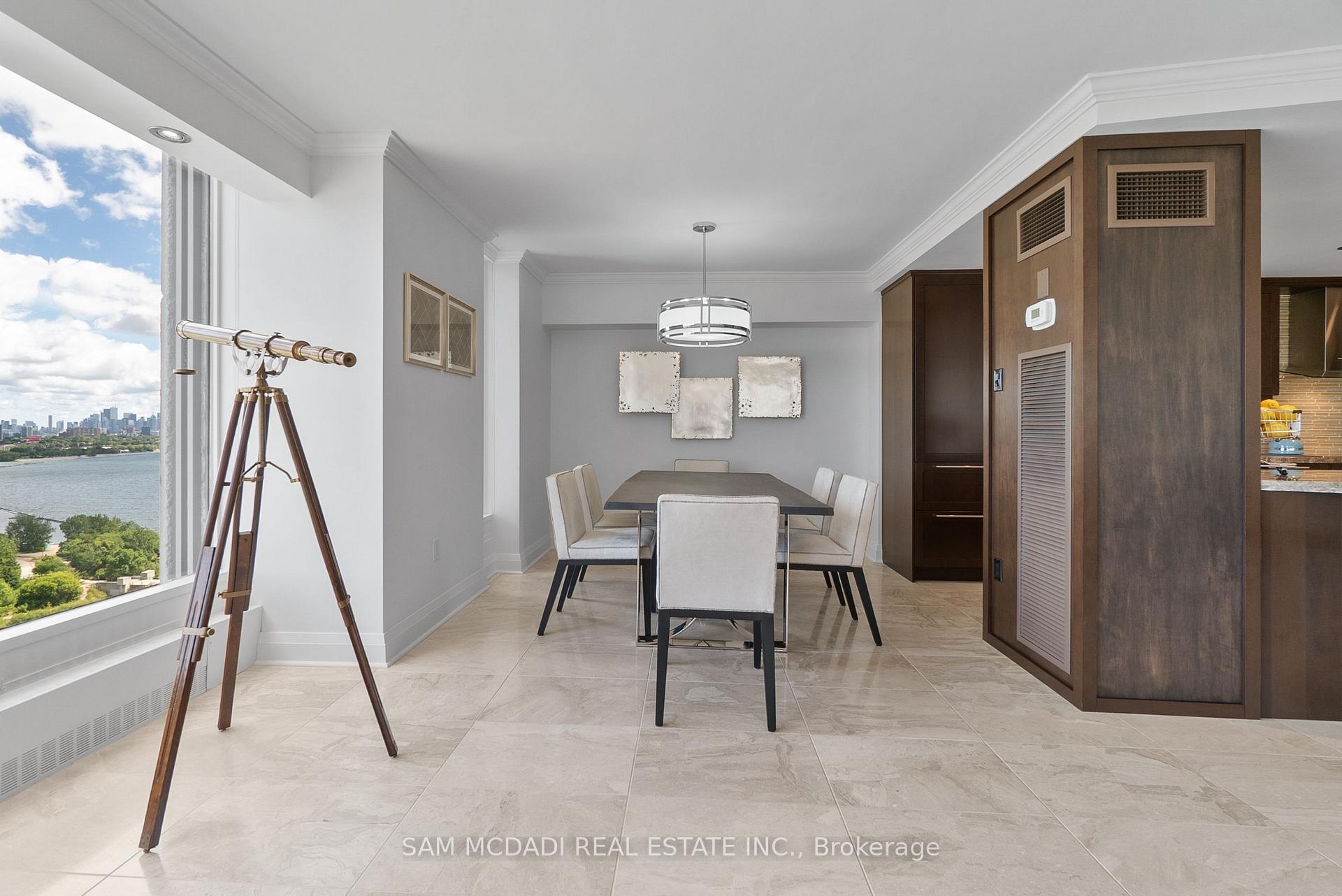 2045 Lakeshore Boulevard W 2212