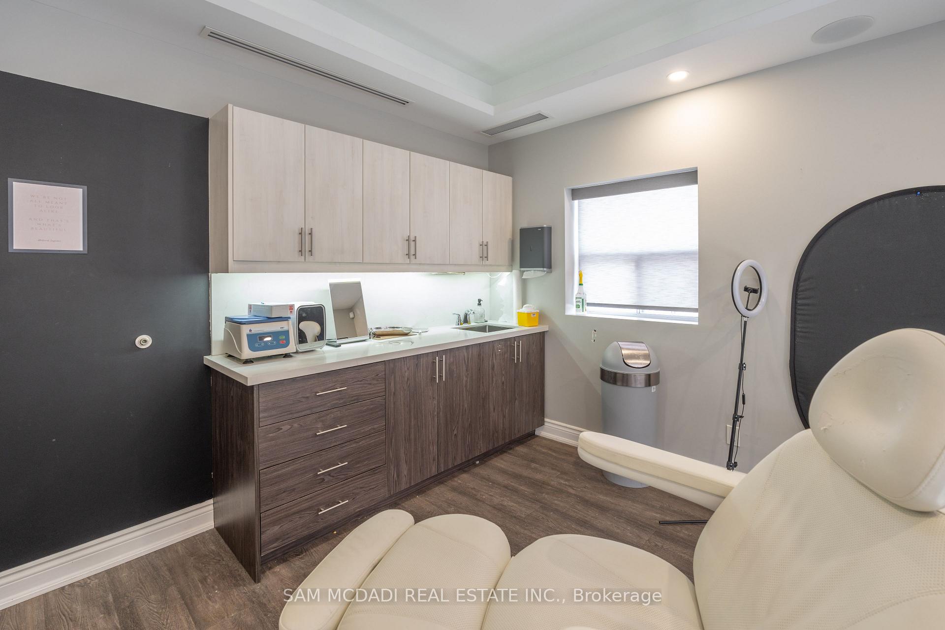 1651 Lakeshore Road W