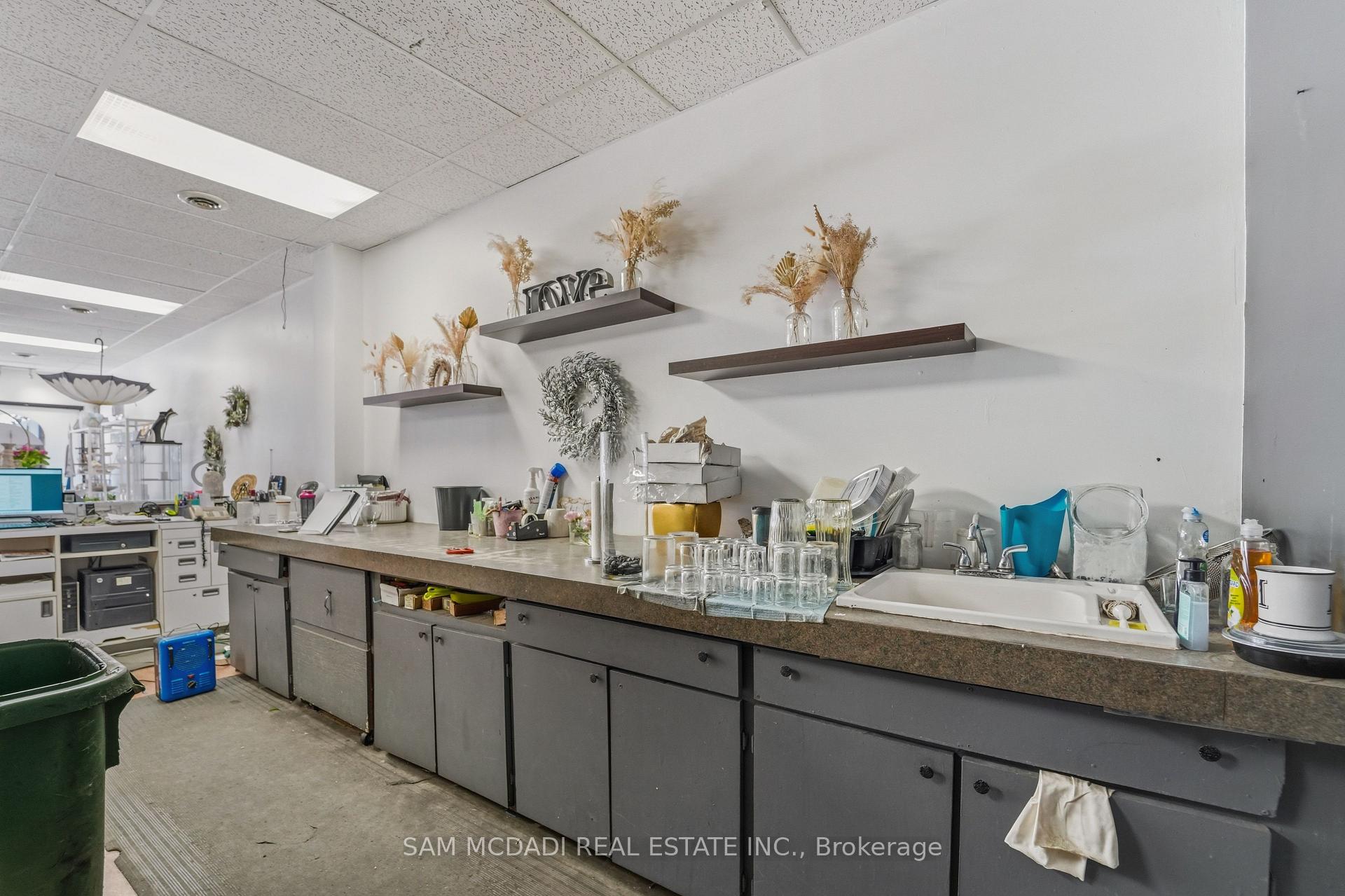4142 Dundas Street W