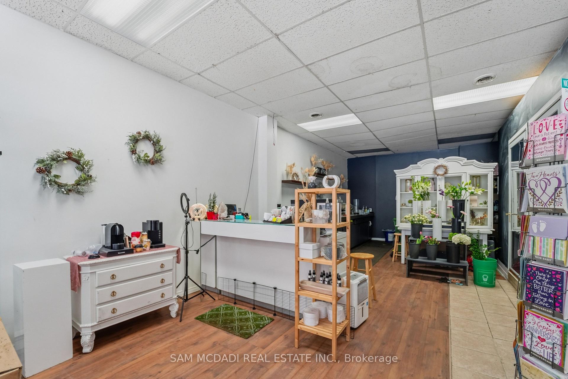 4142 Dundas Street W