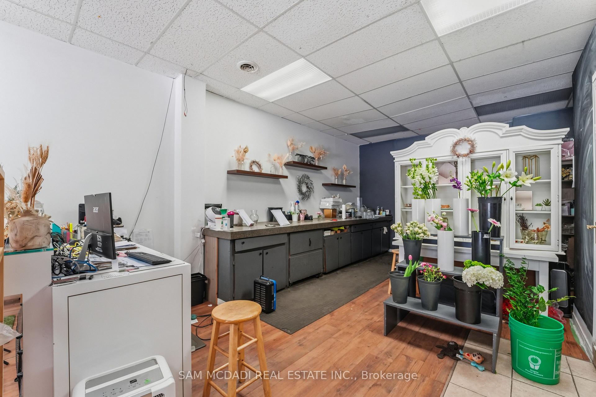 4142 Dundas Street W