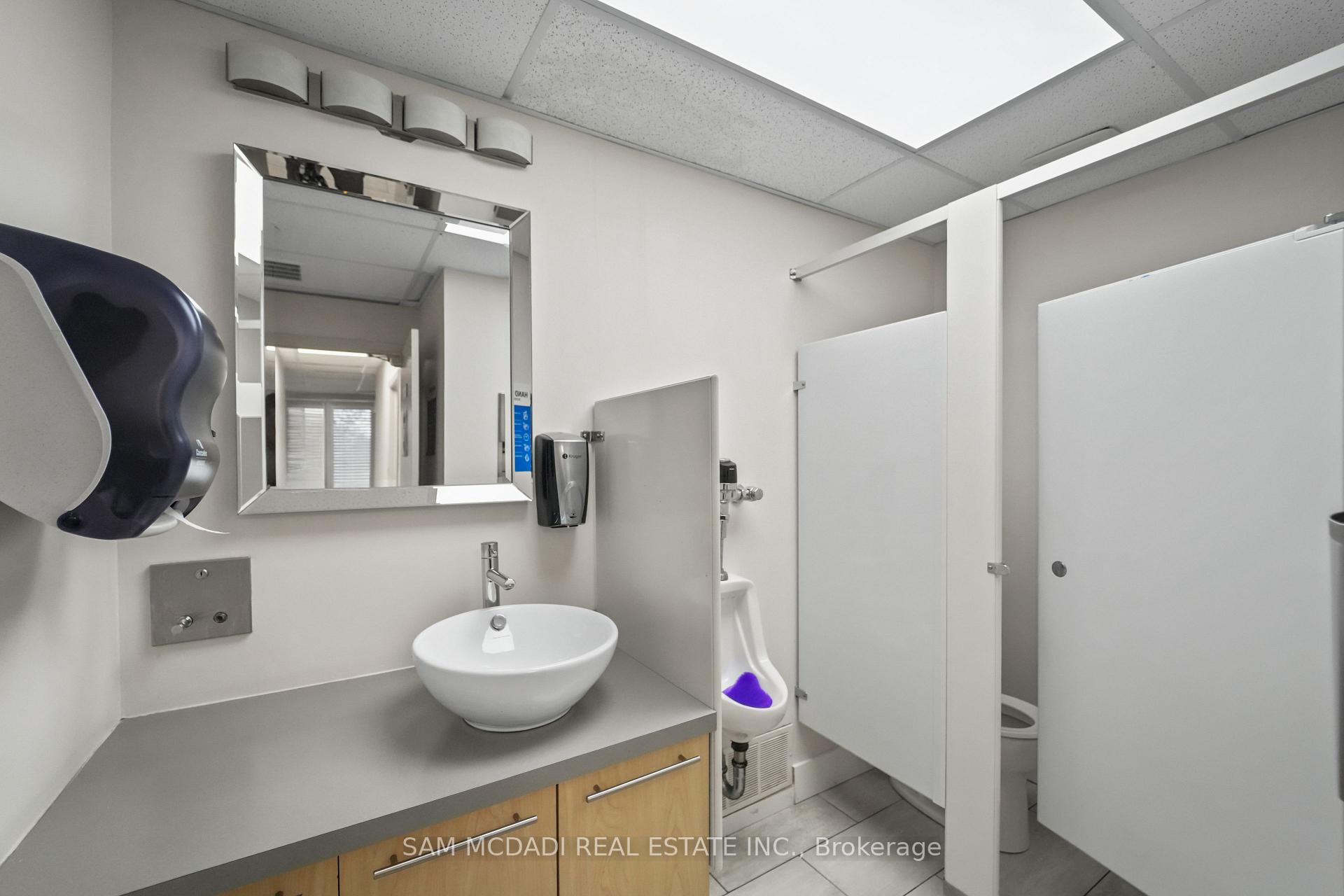 1645 Dundas Street W