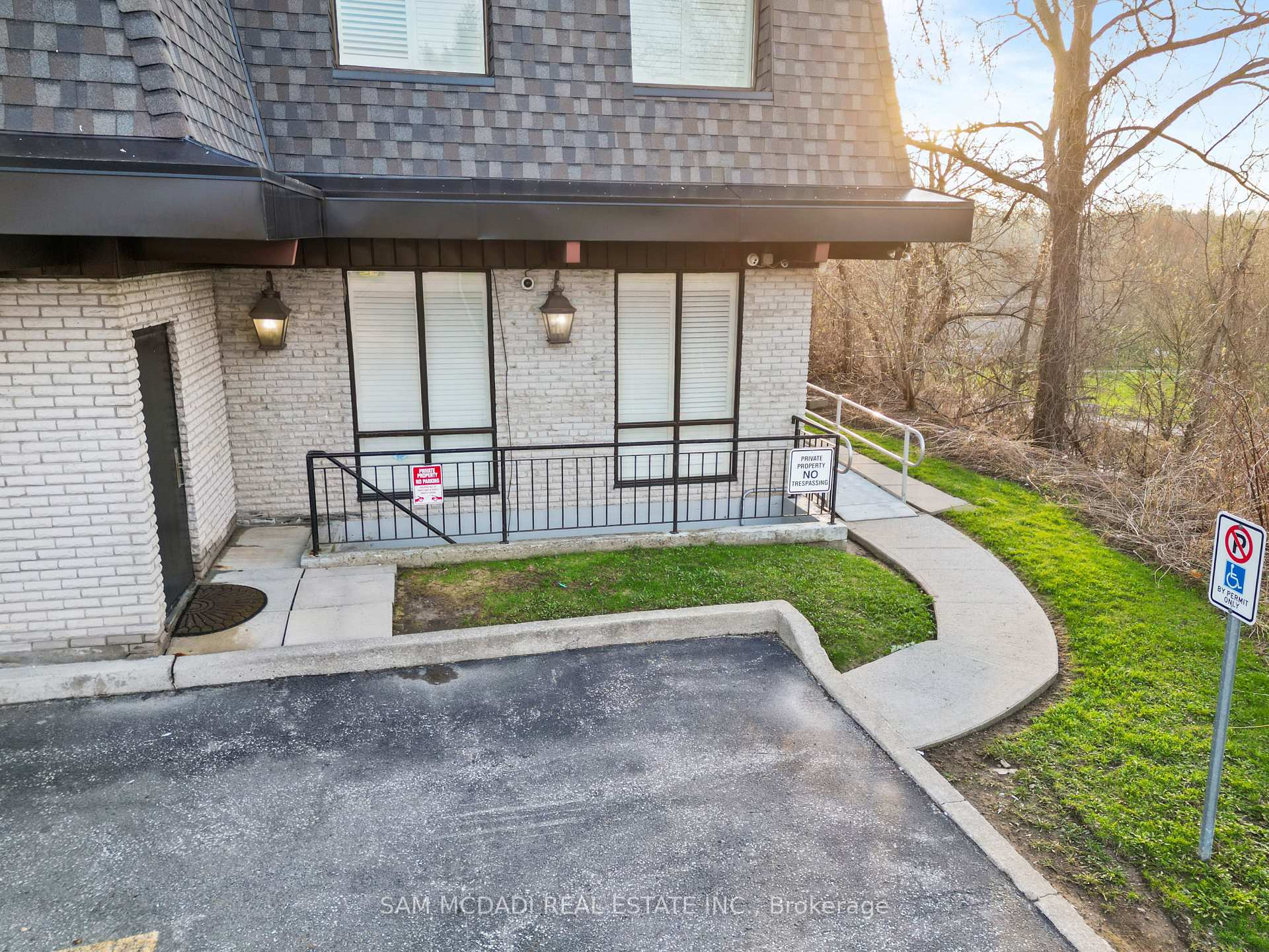 1645 Dundas Street W