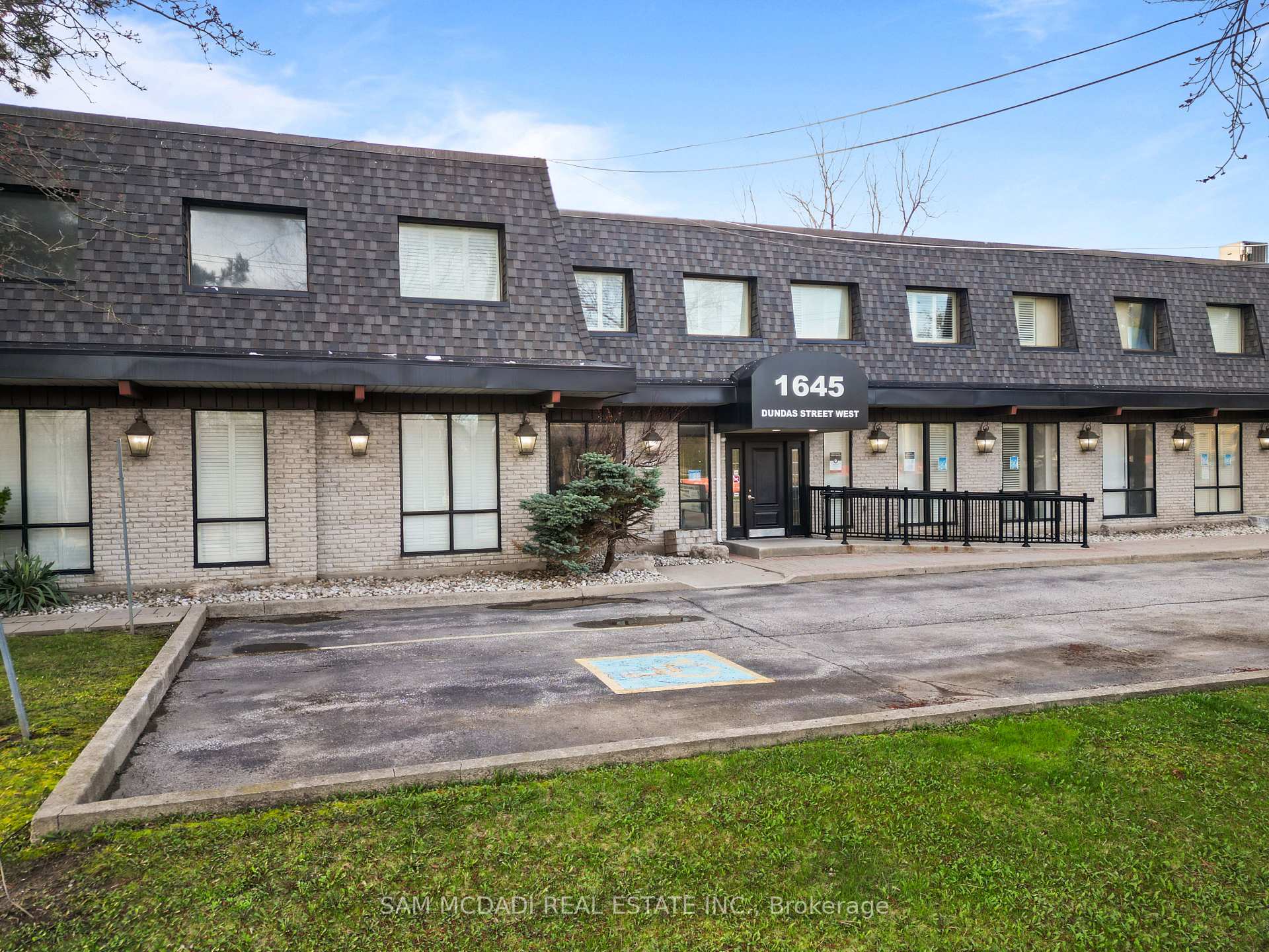 1645 Dundas Street W